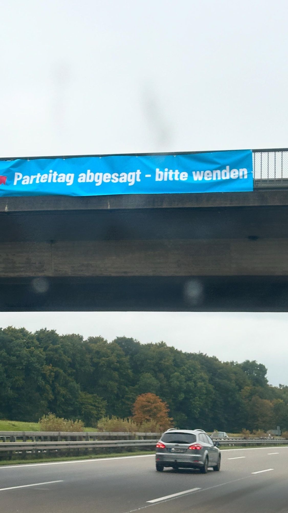 Banner an Autobahnbrücke: AfD-Logo mit der Aufschrift „Parteitag abgesagt – bitte wenden!