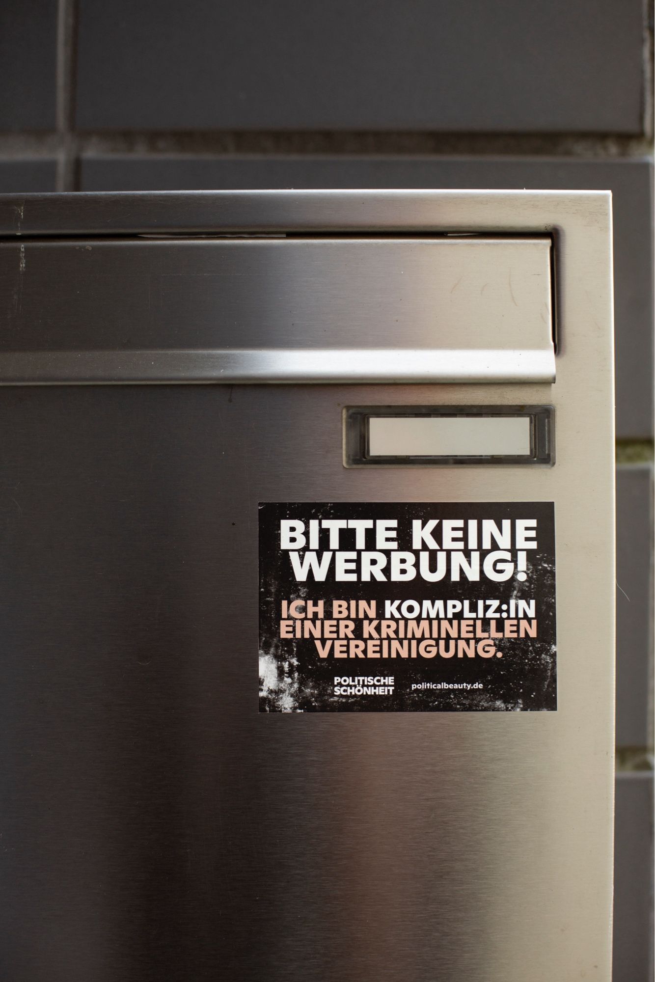 Kleber auf Briefkasten: BITTE KEINE WERBUNG! Ich bin Komplizin einer kriminellen Vereinigung.