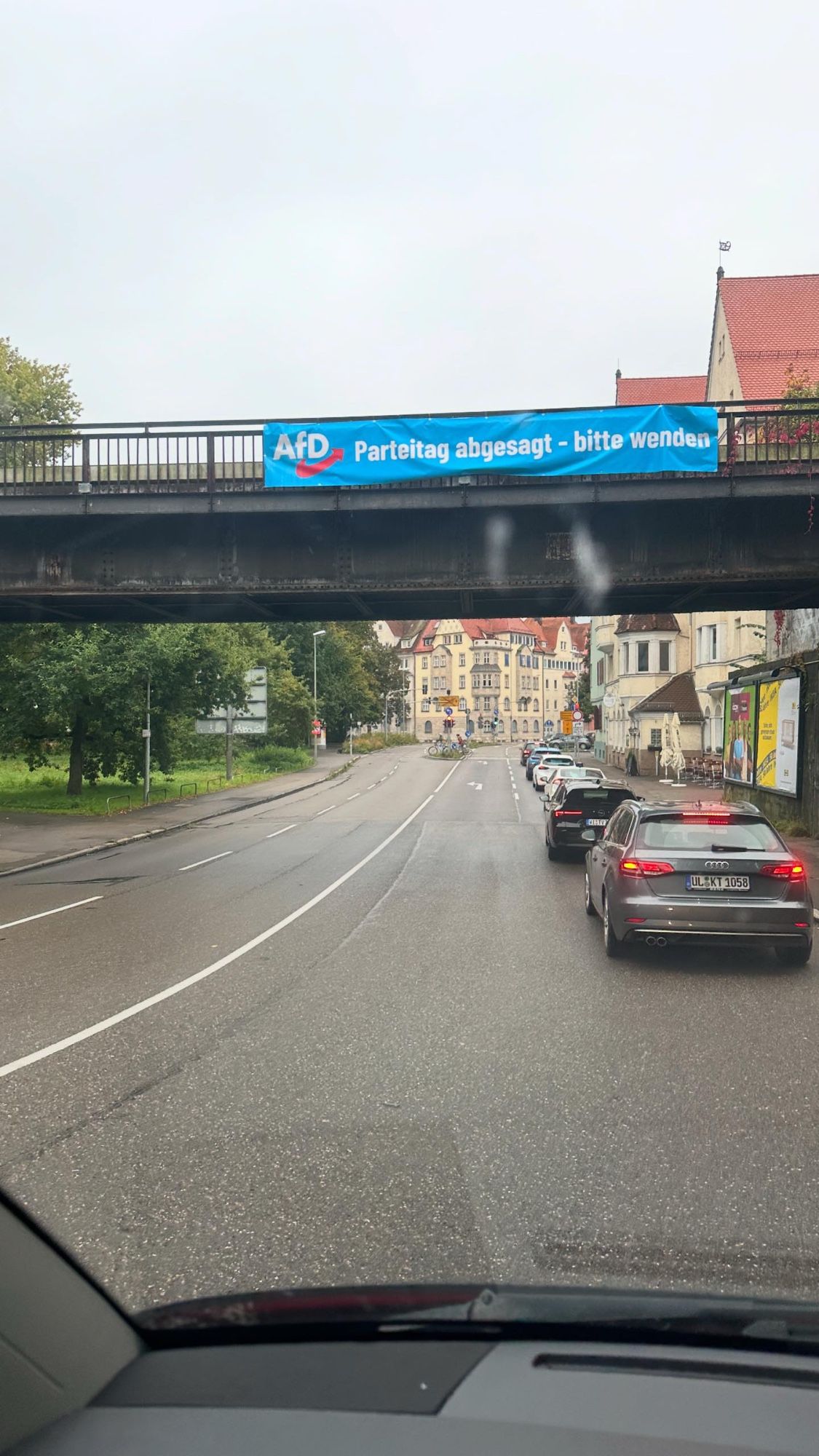 Banner an Autobahnbrücke: AfD-Logo mit der Aufschrift „Parteitag abgesagt – bitte wenden!