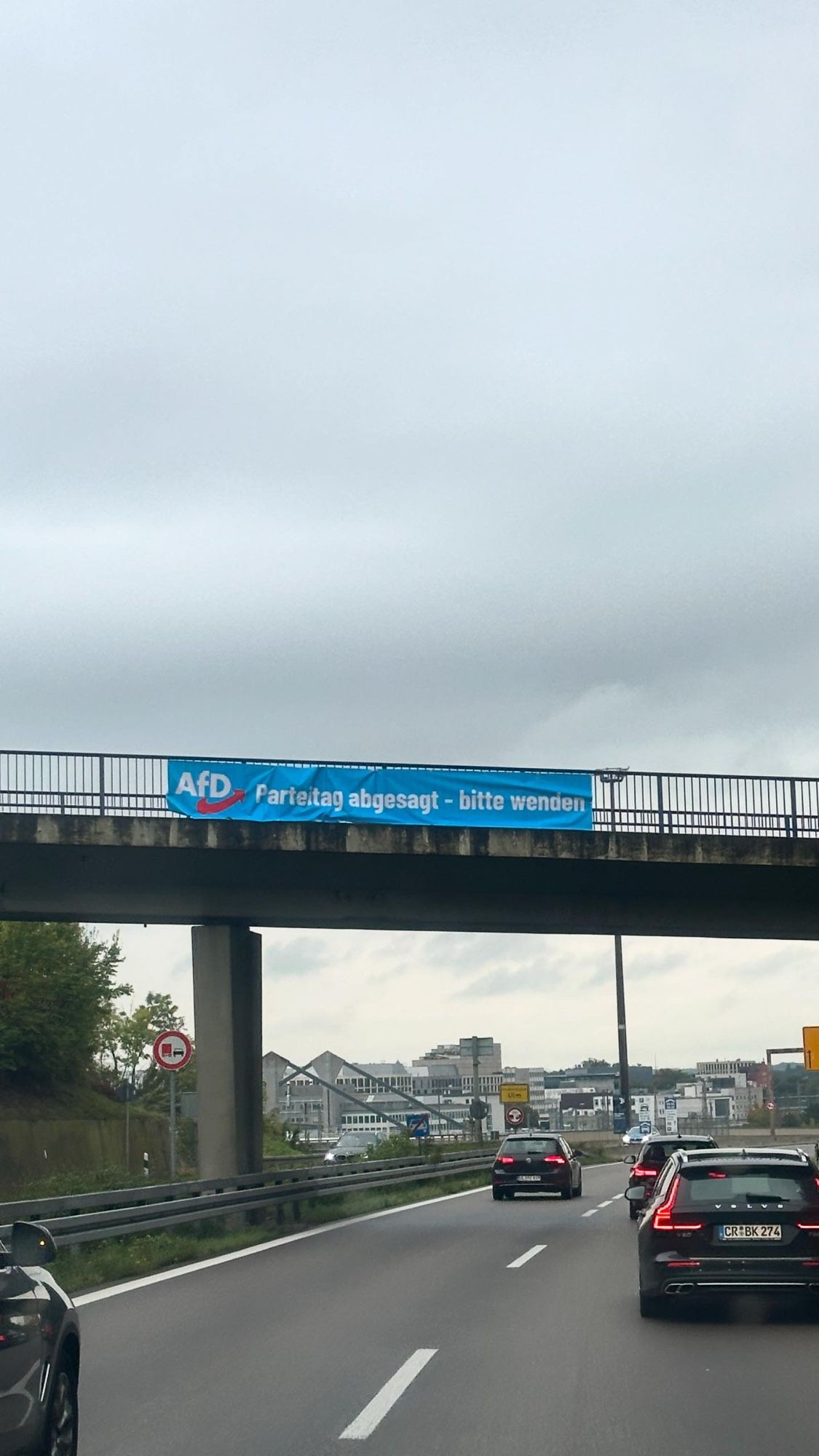 Banner an Autobahnbrücke: AfD-Logo mit der Aufschrift „Parteitag abgesagt – bitte wenden!