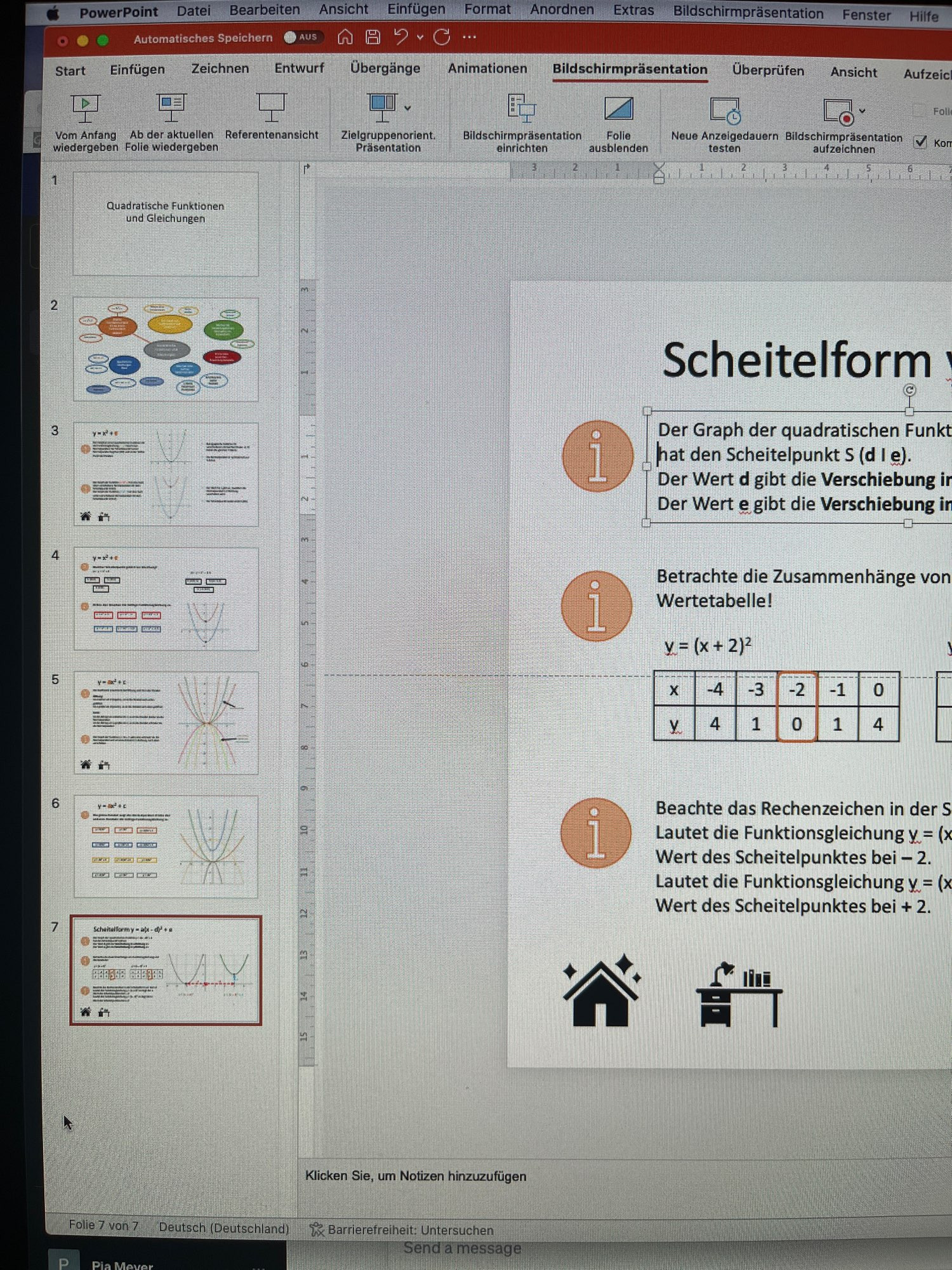 Ausschnitt meines Computerbildschirms. Das Programm PowerPoint ist geöffnet. Links sind die Miniaturen von ein paar Folien. Am rechten Rand des Bildes ist ein Ausschnitt der aktuellen Folie. Das Wort Scheitelform ist im Folientitel zu lesen. Darunter sind Textboxen, in denen Informationen zur Scheitelform stehen.