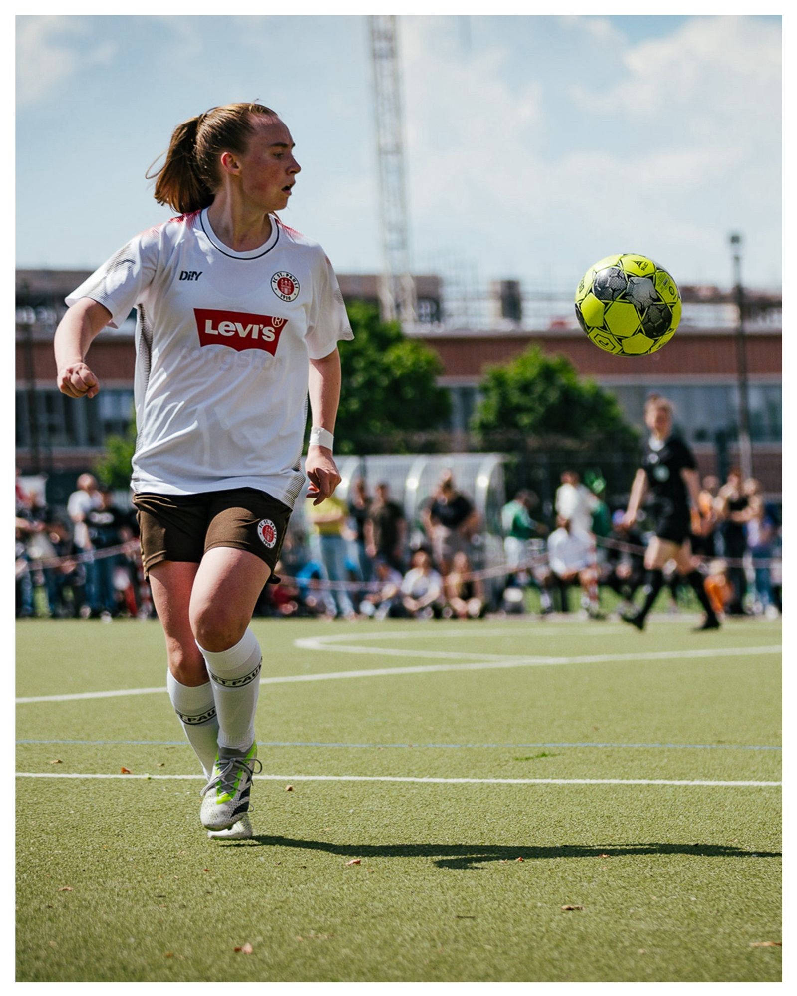 Der Ball auf Augenhöhe