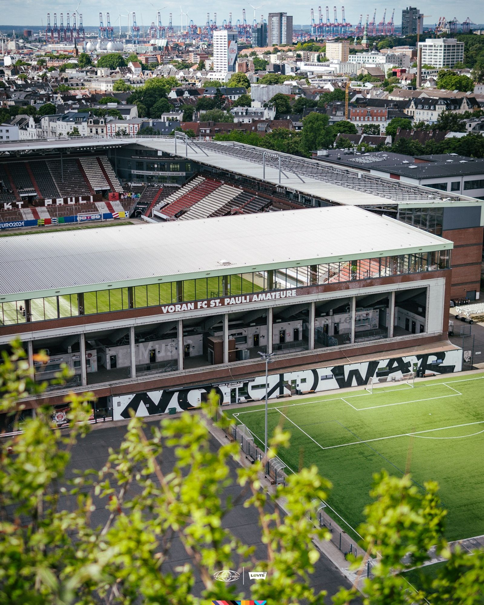 Bunker-Blick auf die Feldarena und dem Millerntor Stadion.