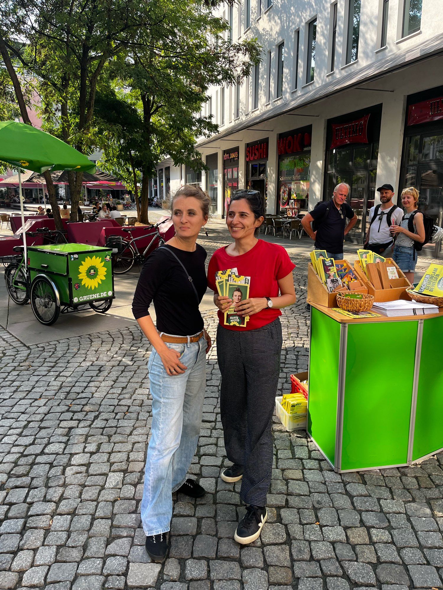 Flyer werden am Wahlkampfstand verteilt.