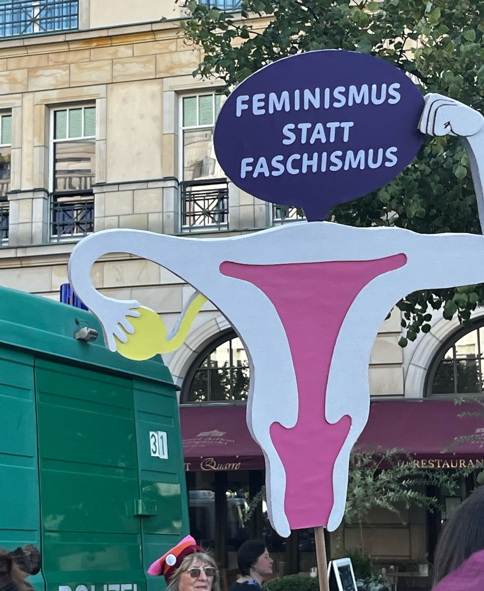 Demoschild „Feminismus statt Faschismus“