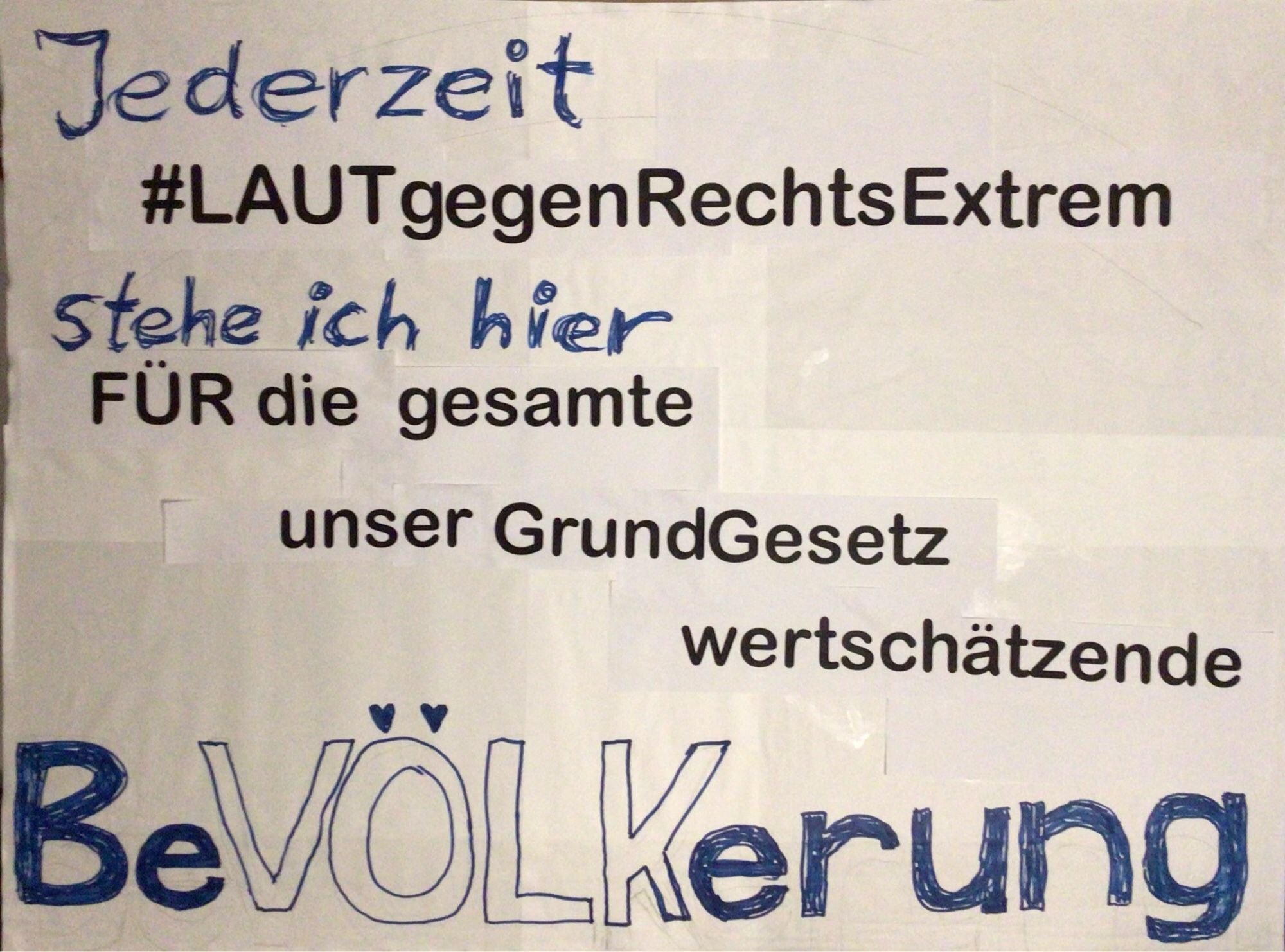 Plakat mit Aufschrift: jederzeit #LAUTgegenRechtsExtrem stehe ich hier für die gesamte unser Grundgesetz wertschätzende Bevölkerung“