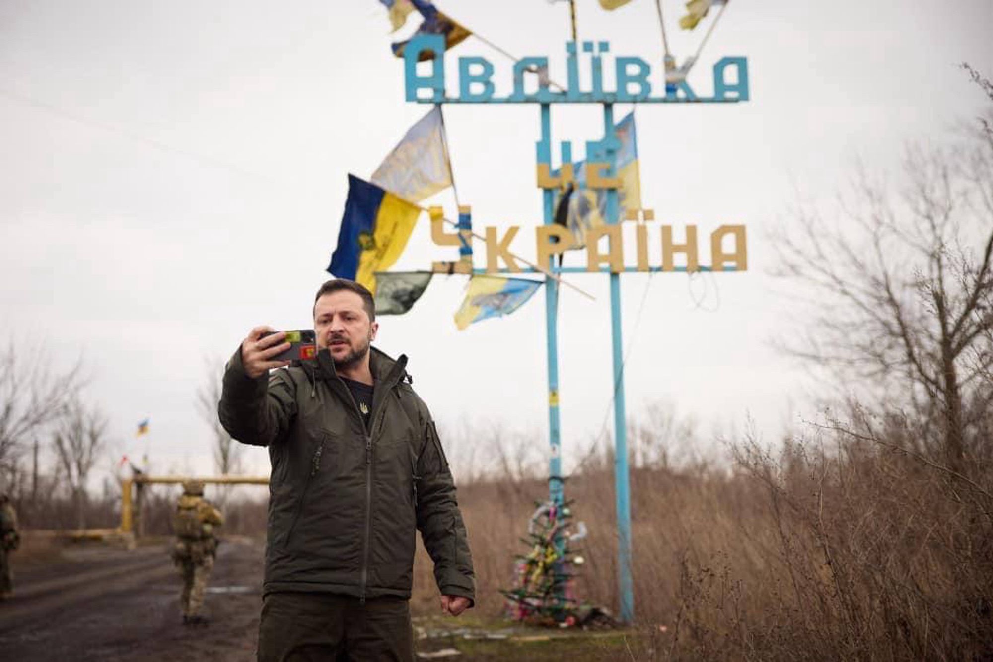 Photo de Zelenskyi devant le panneau d’entrée d’Avdiivka