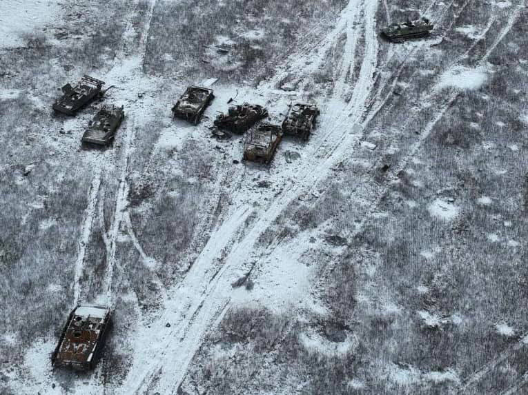 Image d’une colonne de blindés RUS détruits dans la neige à Avdiivka