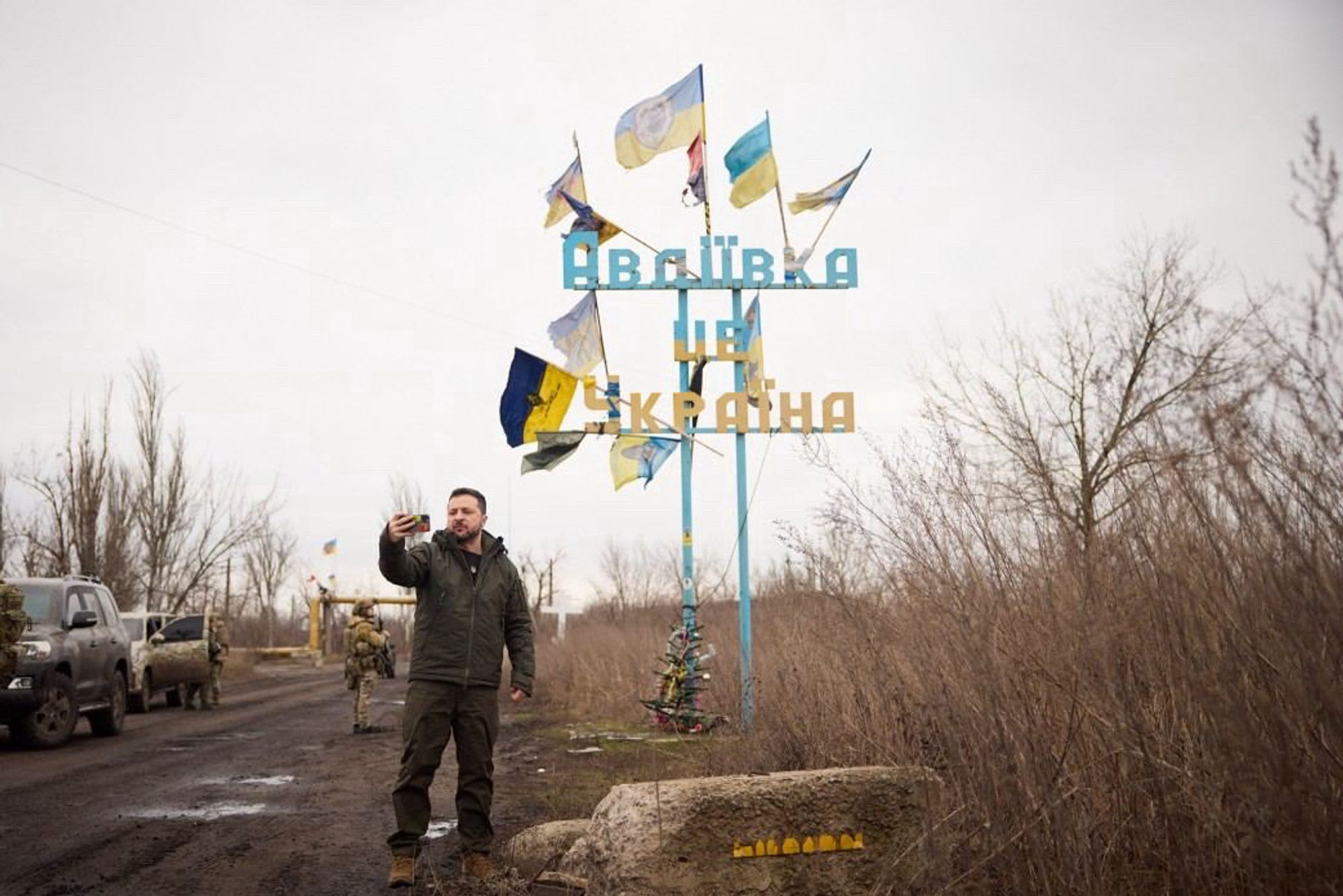 Autre photo de Zelenskyi devant le panneau d’entrée d’Avdiivka