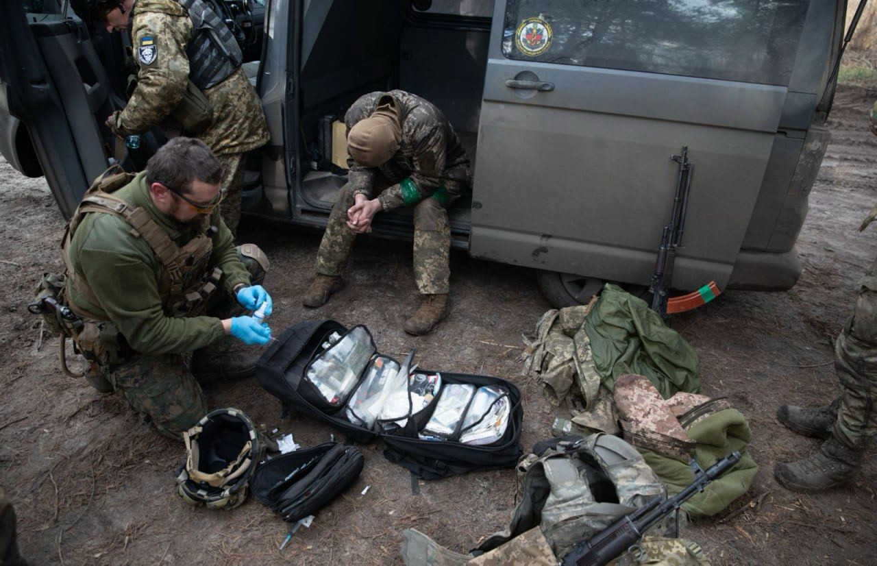 Soldats ukrainiens épuisés se faisant soigner juste derrière le front.