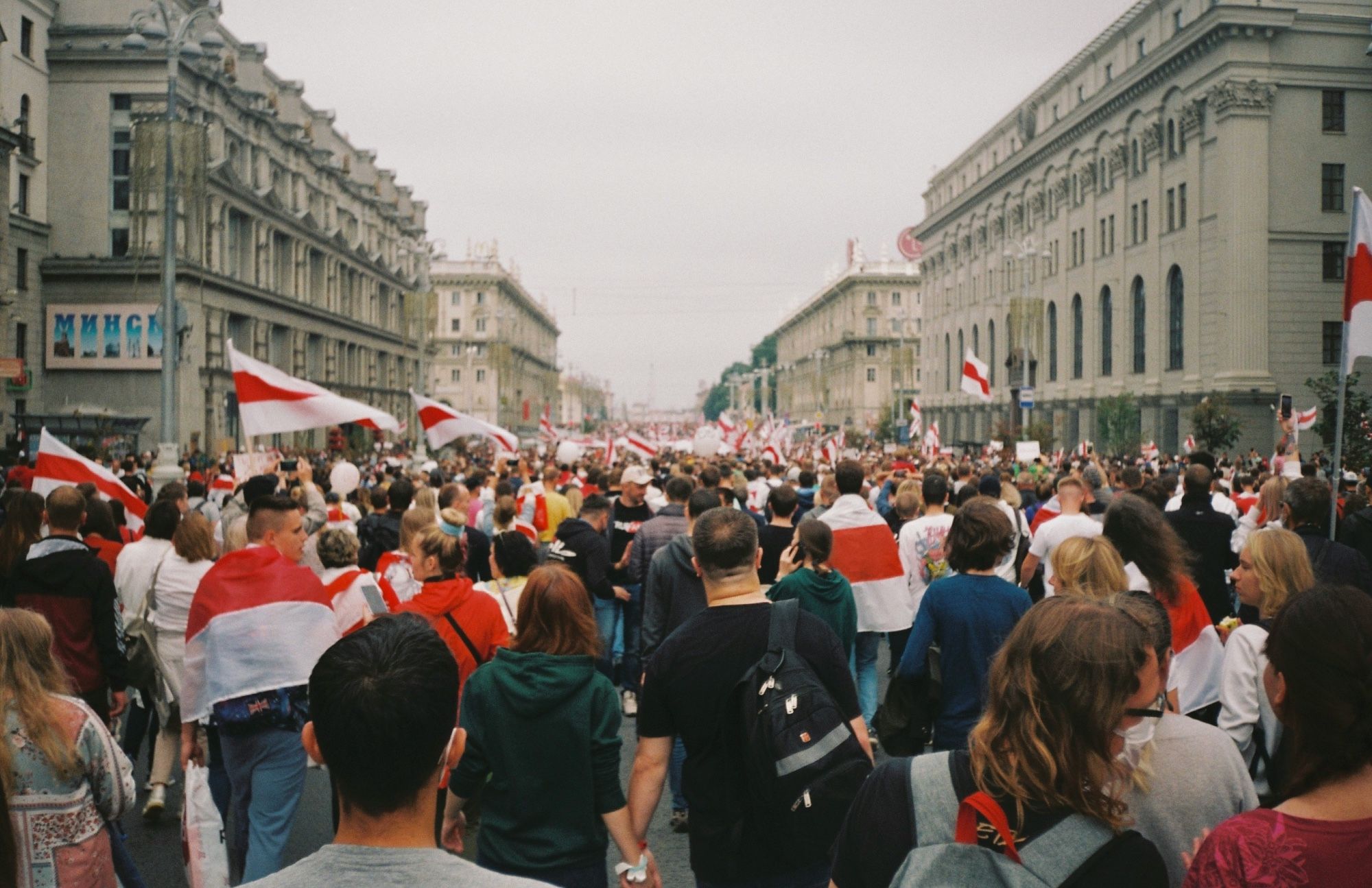 image des manifestations spontanées qui se sont immédiatement multipliées dans le pays à l'annonce des résultats truqués des élections présidentielles.