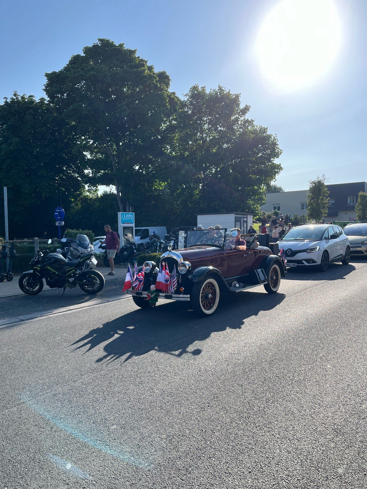 Vieille voiture civile des années 40 pavoisées dans l’embouteillage de l’entrée du pont de Bénouville