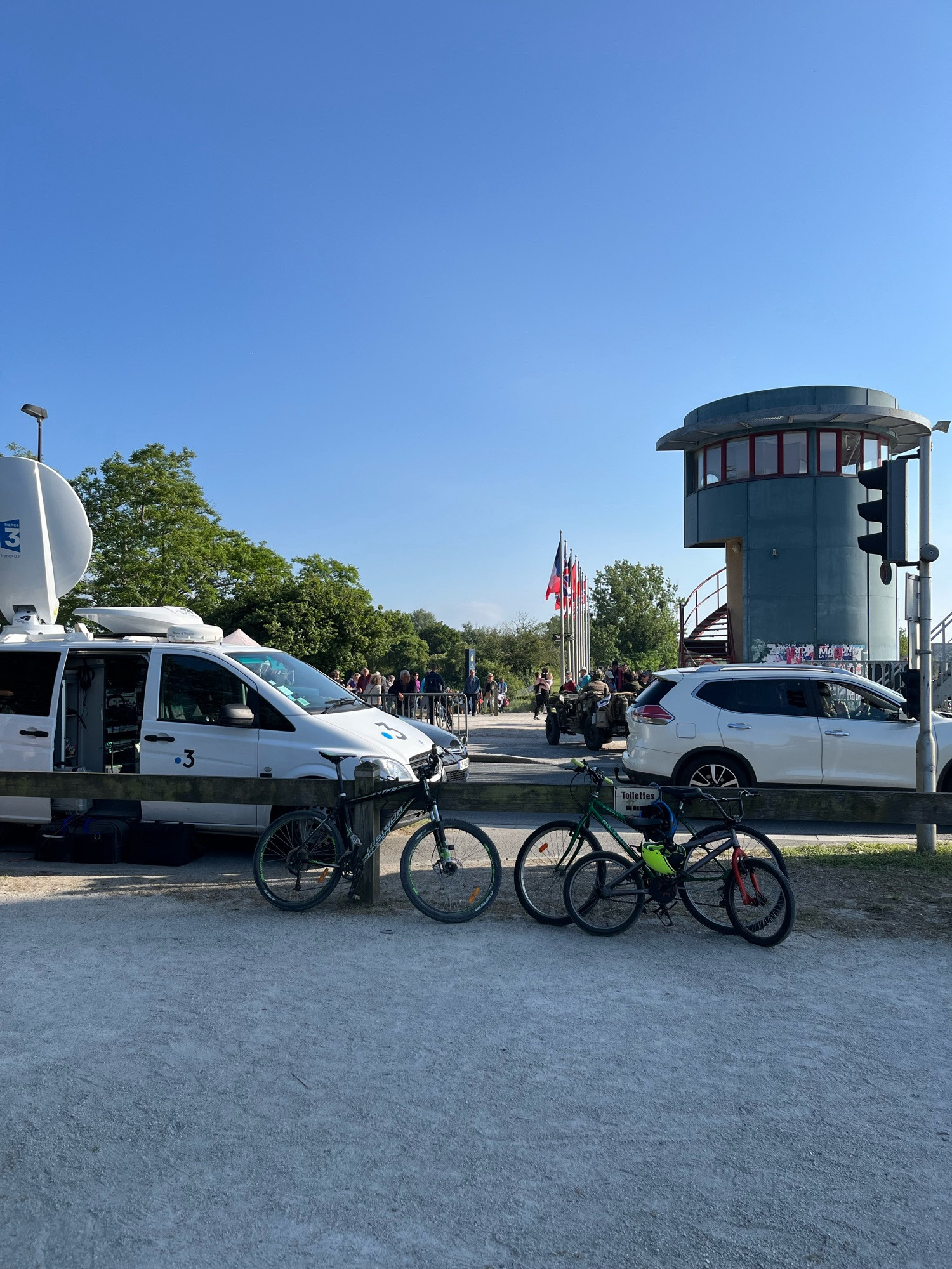 Camion de France 3 avec en arrière plan des Jeeps US (avec un drapeau portugais sic)