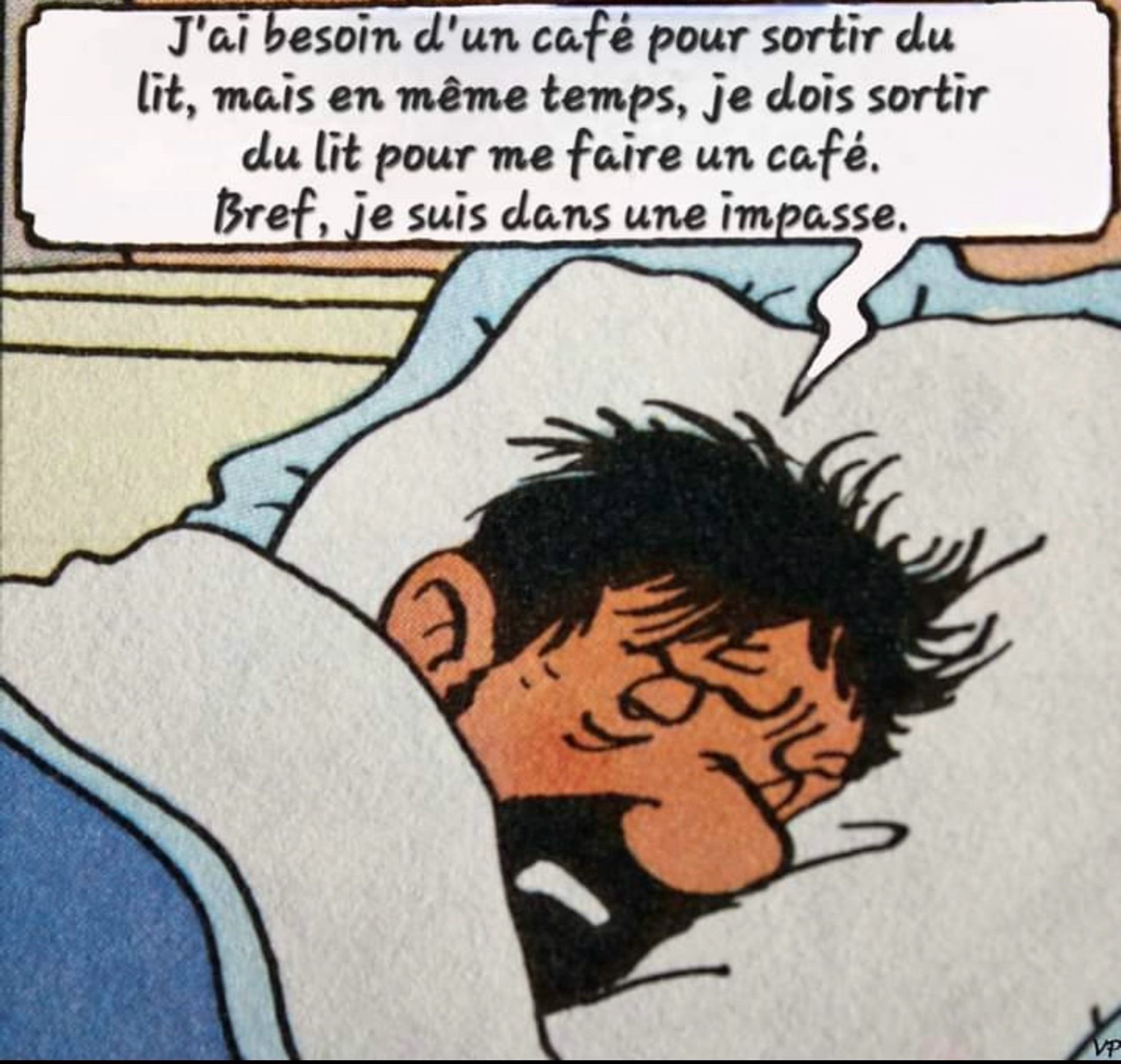 Capitaine Haddock dans son lit désespéré, qui se dit "J'ai besoin d'un café pour sortir du lit, mais en même temps, je dois sortir du lit pour me faire un café. Bref je suis dans une impasse"