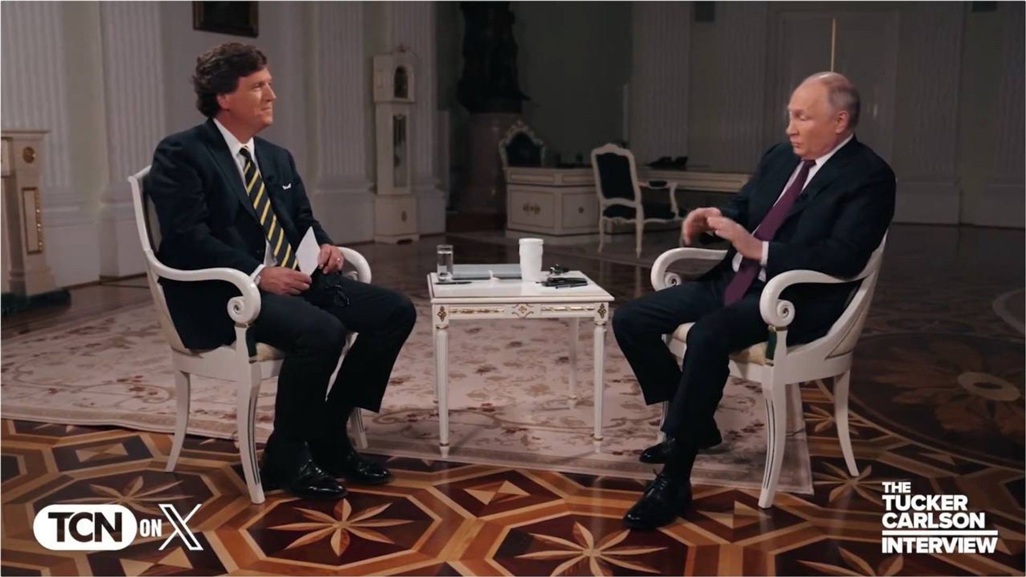 Image de l’interview de Poutine face à Tucker Carlson.
Diffusée sur X et promue notamment par Elon Musk.