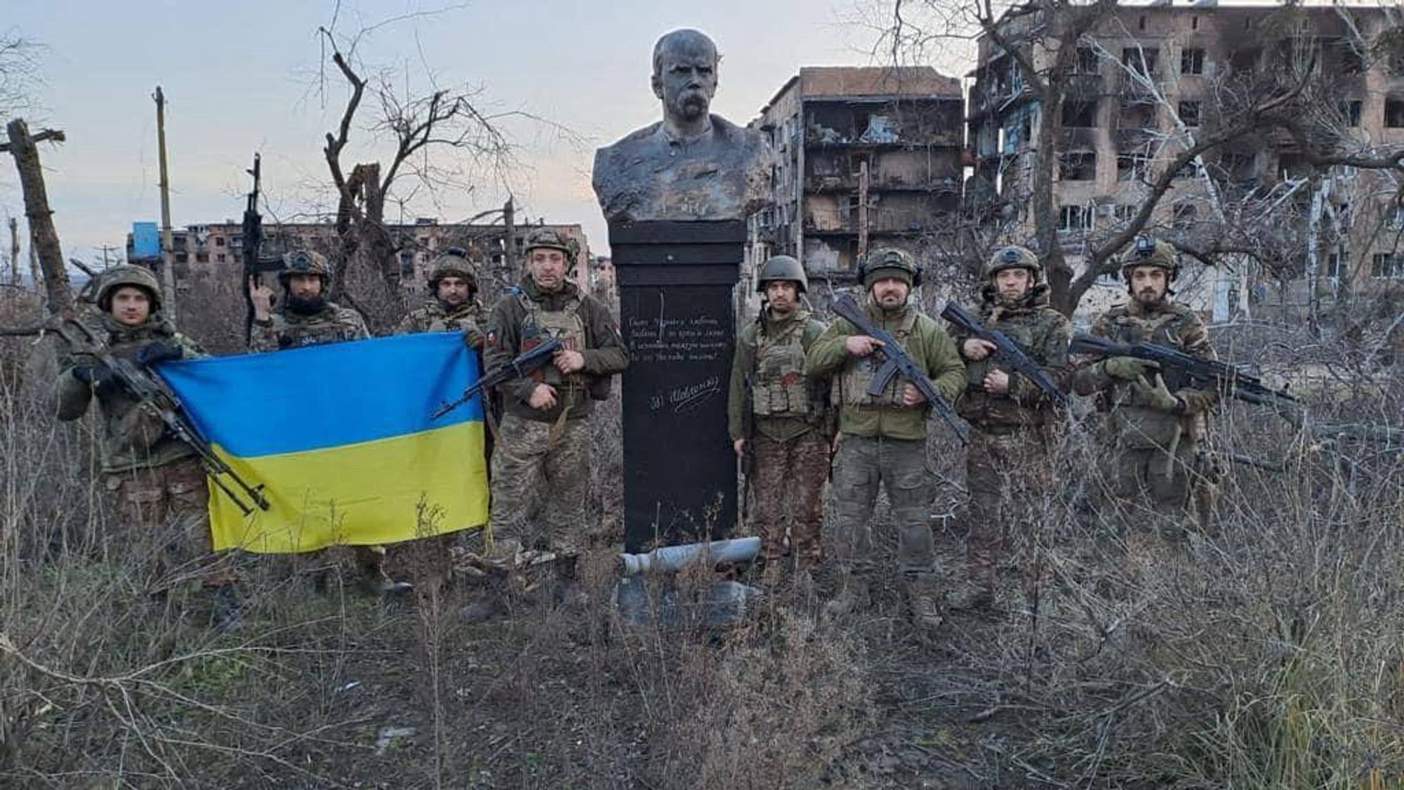 Un groupe de soldats UKR devant un buste à Avdiivka