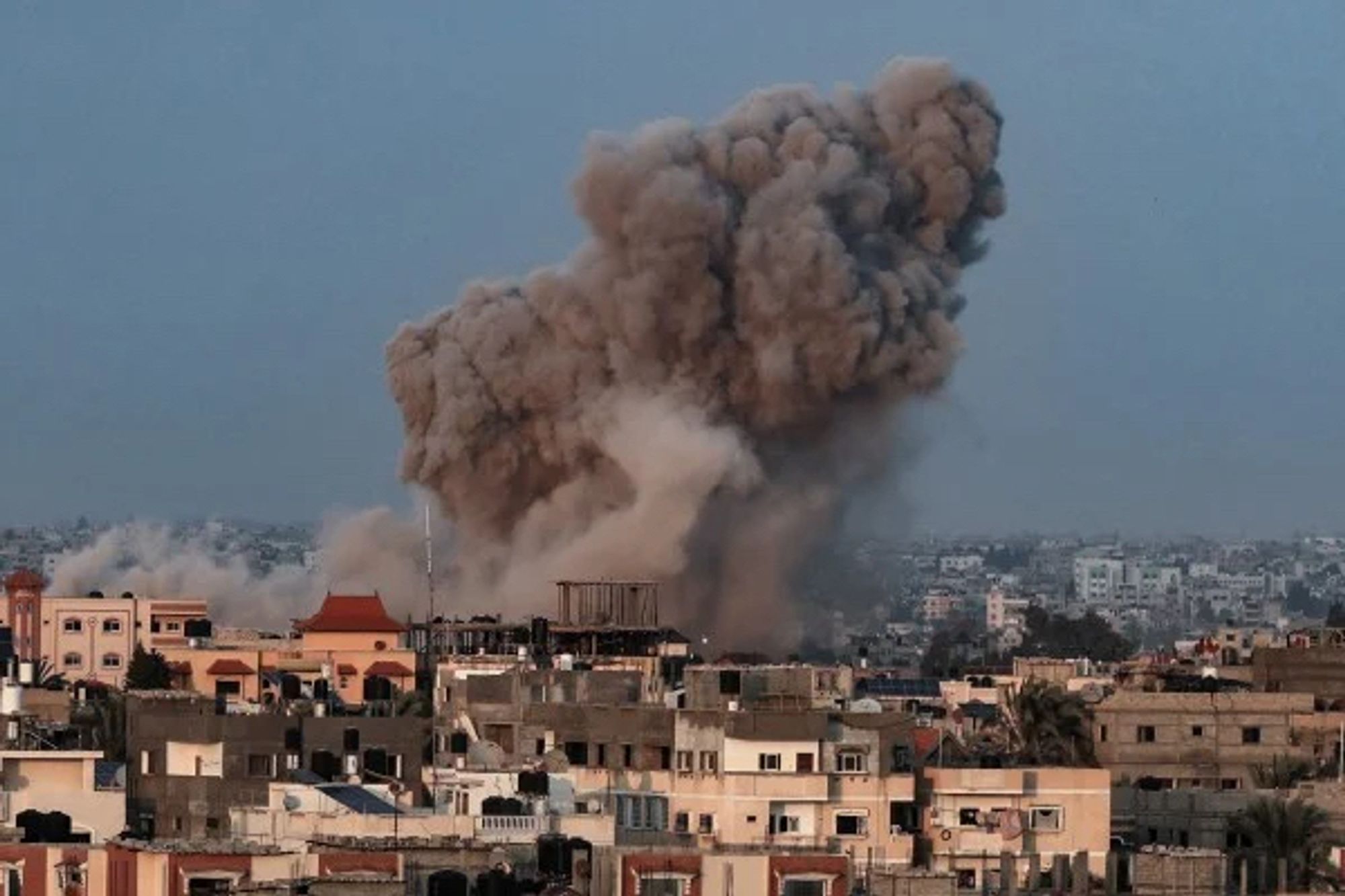 Image d'une frappe israélienne au milieu d'une ville libanaise. Le bilan civil est déjà lourd et ne vas cesser de s'aggraver.
Comme à Gaza, l'armée IDF pratique la "punition collective" des populations civiles libanaises pour la présence du Hezbollah/Hams/n'importe quel mouvement terroriste. En fait, c'est la population israélienne qui est mise en danger par ces pratiques de punitions collectives aveugles.