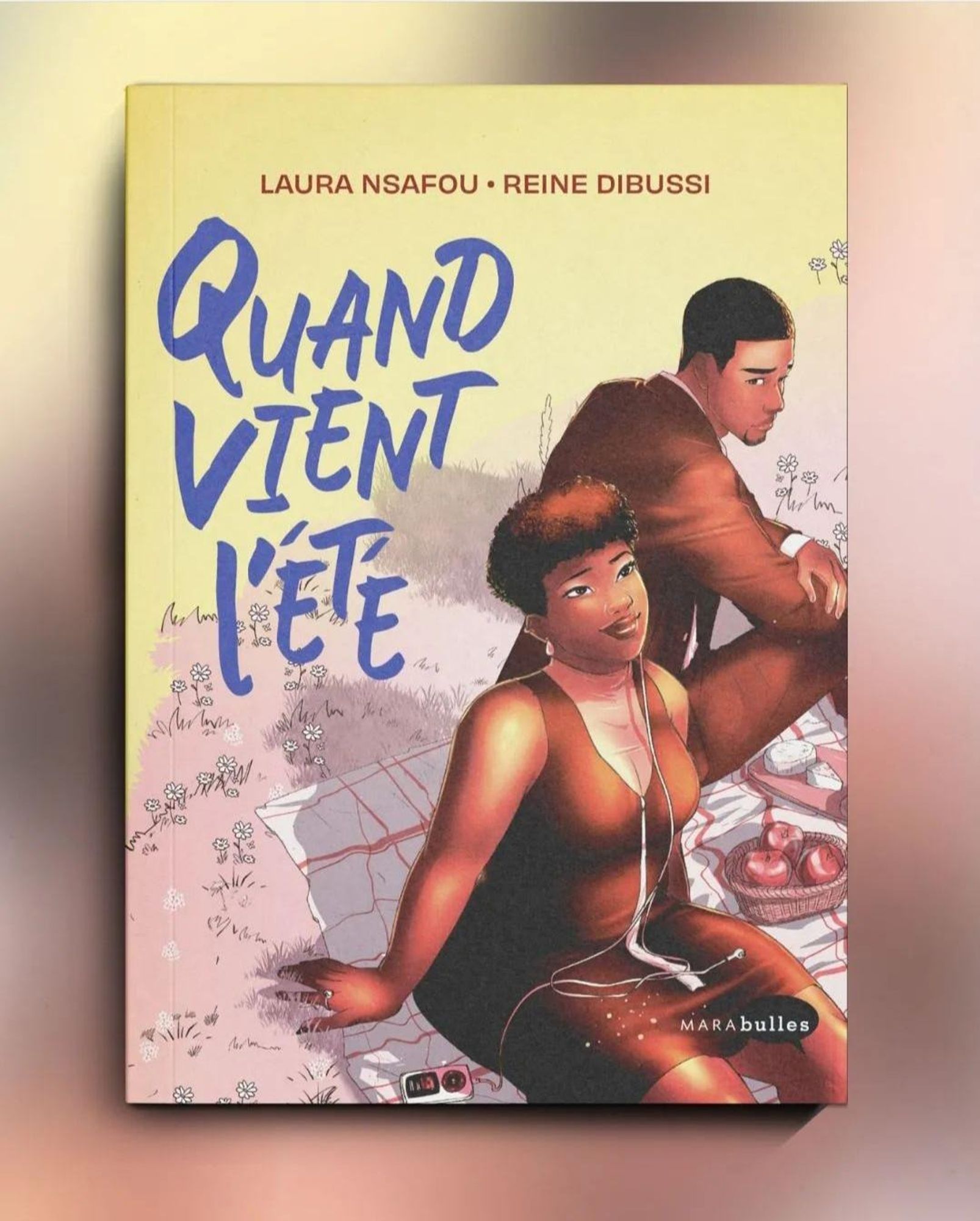 Image : couverture de la BD roman graphique Quand Vient l'été de Laura Nsafou et Reine Dibussi. 

Une jeune femme noire, ronde, est assise par terre sur une nappe de pique nique posée sur l'herbe. Elle a des cheveux crépus courts et regarde vers le ciel avec un sourire discret. Elle porte une robe noire. Assis sur le côté derrière elle, un jeune homme noir la regarde du coin de l'oeil, les bras posés sur les genoux, l'air préoccupé. Il porte un costume.