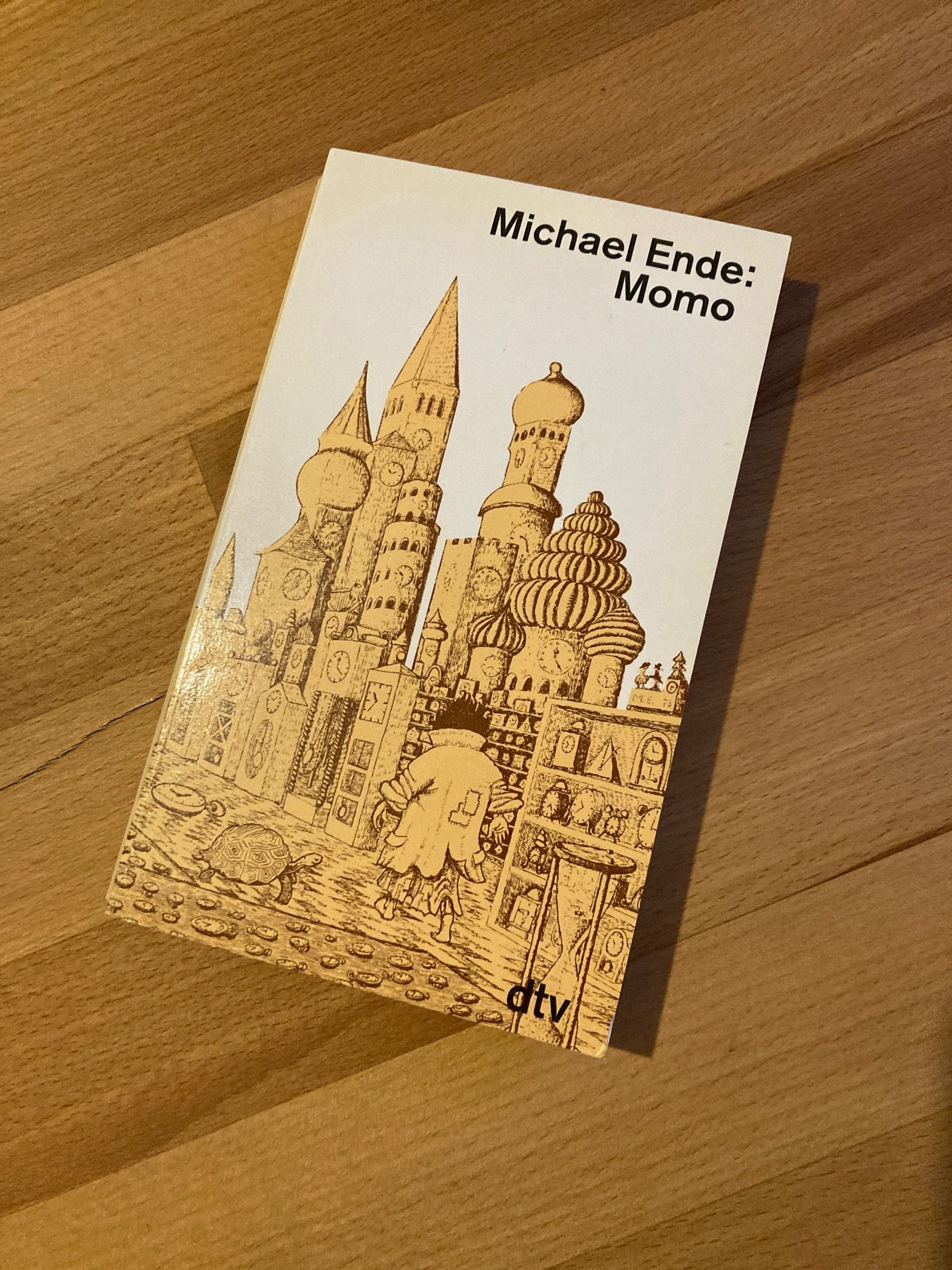 Alte dtv Ausgabe von Michael Endes Momo.