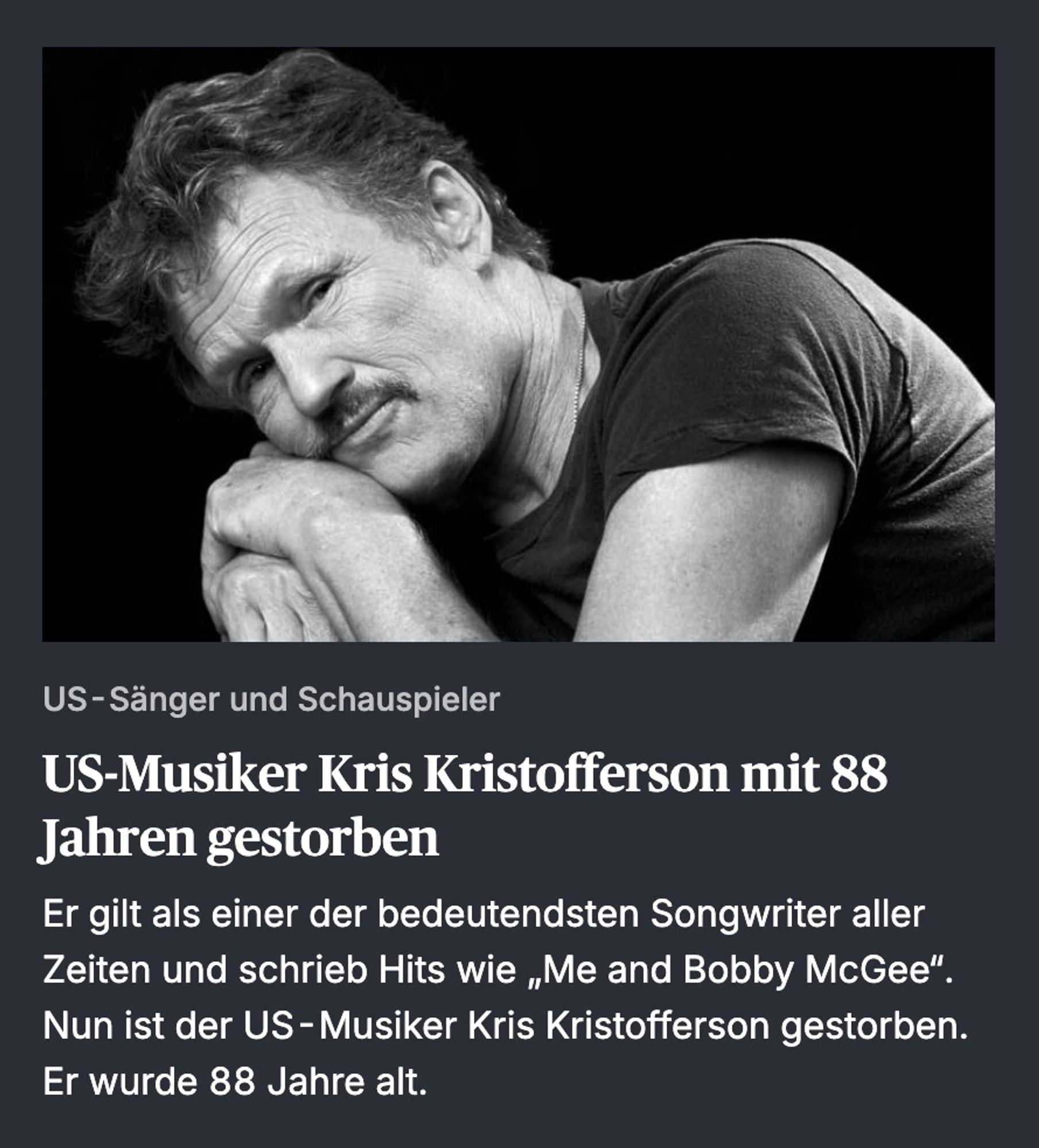 Schwarz Weiß Foto von Kris Kristofferson, der mit 88 gestorben ist.