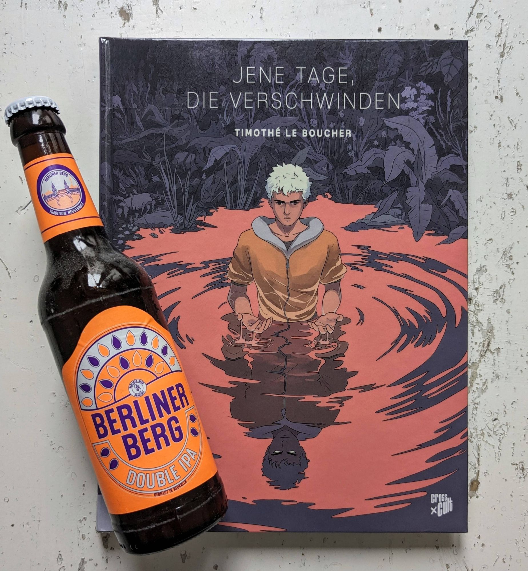 Eine Flasche Double IPA von der Brauerei Berliner Berg liegt auf dem Cover des Comics „Jene Tage, die verschwinden“  von Timotehé Le Boucher, erschienen bei Cross Cult