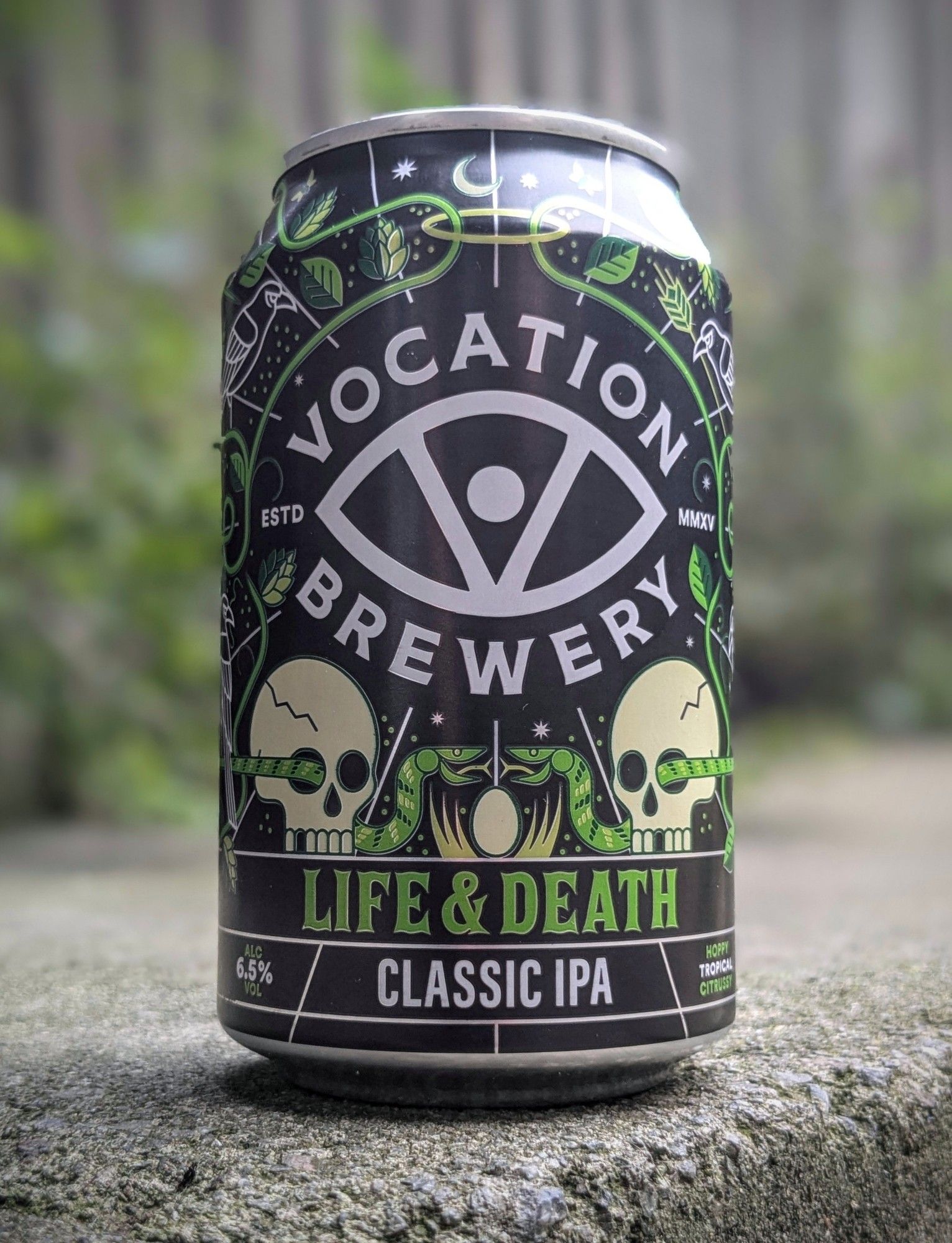 Eine Bierdose „Life and Death Classic IPA“ von der Vocation Brewery