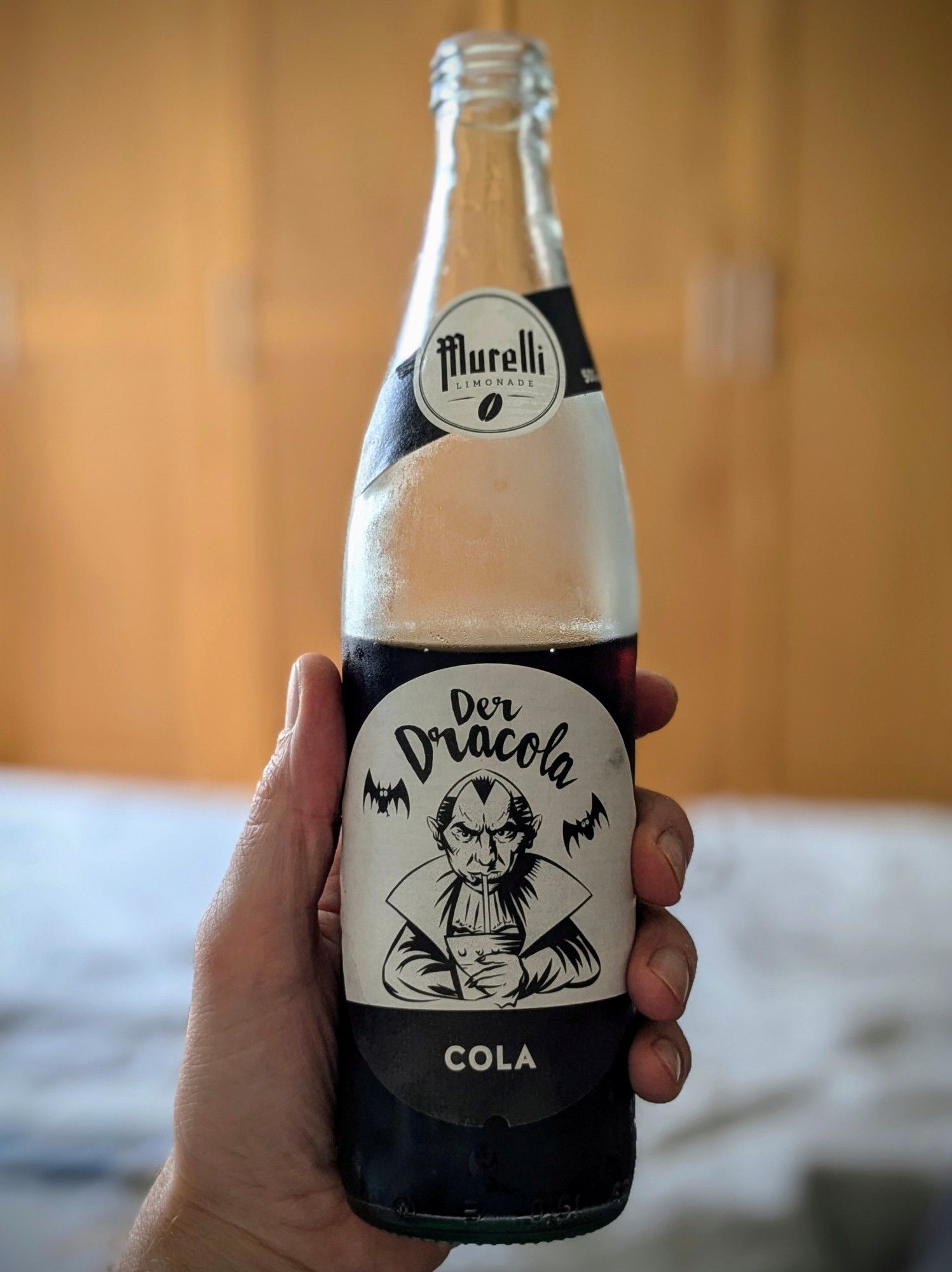 Koffeinhaltige Cola-Flasche „Der Dracola“ mit einem an Bela Lugosi angelehnten Vampir auf dem Etikett