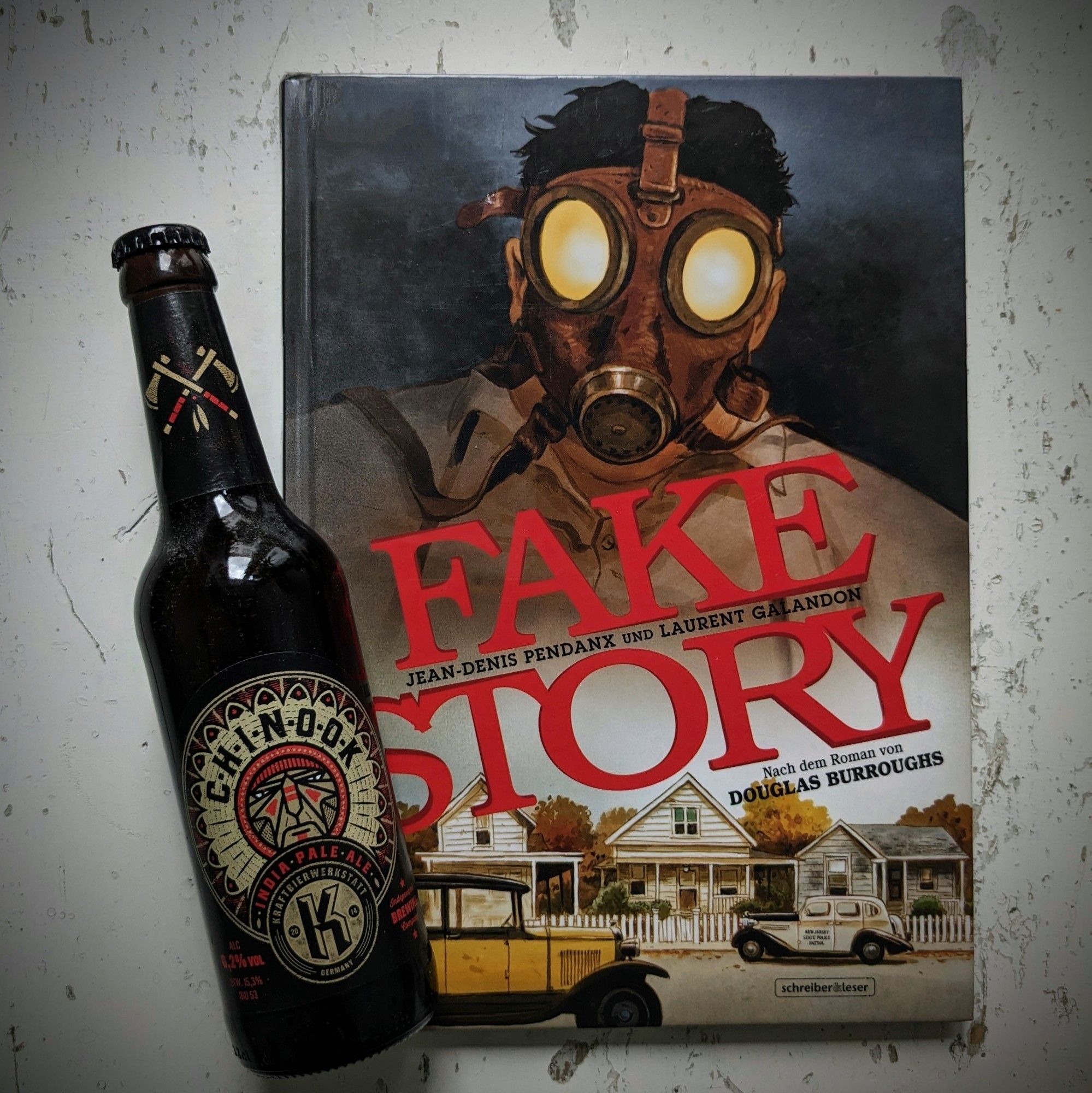 Flasche Chinook IPA von Kraftbierwerkstatt Germany auf dem Cover des Comics „Fake Story“ von Jean-Davis Pendanx und Laurent Galandon. Auf dem Cover ist ein Junge mit einer Gasmaske abgebildet.