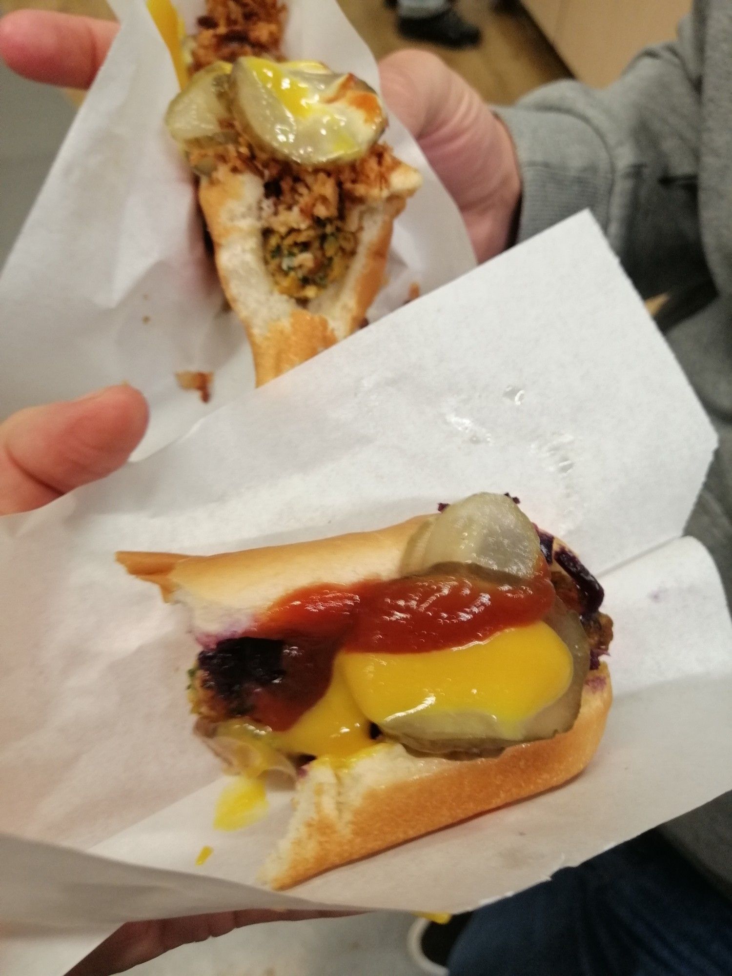 2 angebissene Hotdogs von Ikea