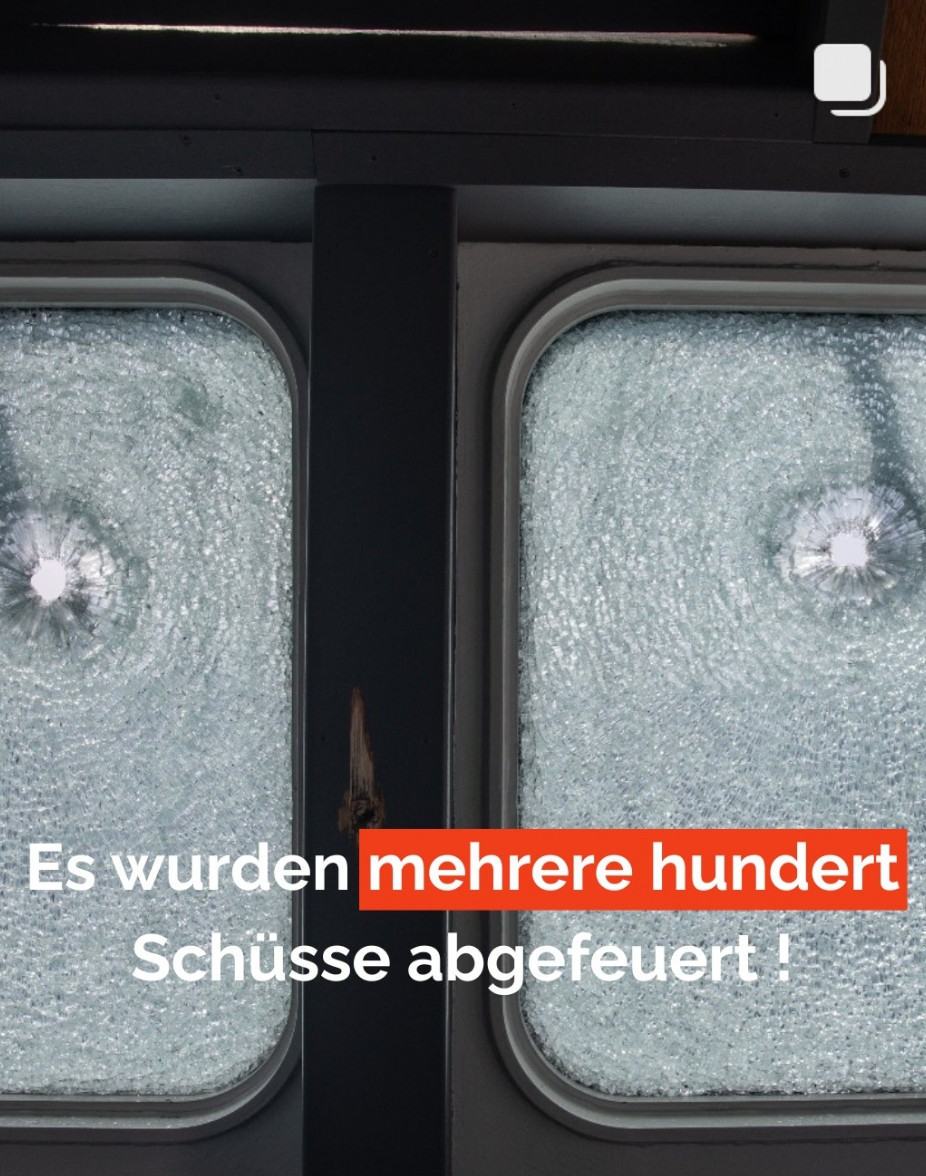 Zu sehen sind Einschusslöcher an Fenstern. In der Mitte steht "Es wurden mehrere hundert Schüsse abgefeuert!"