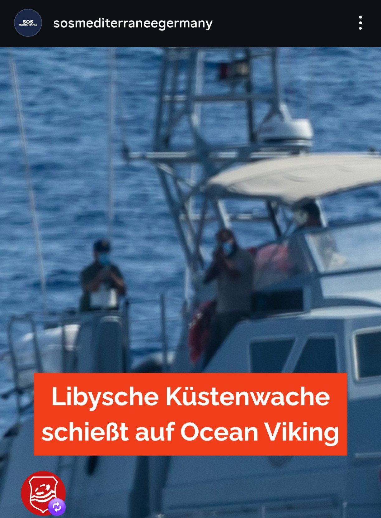 Screenshot Instagram-Beitrag: "Libysche Küstenwache schießt auf Ocean Viking". Zu sehen sind Männer auf einem Boot mit Atemschutzmasken und angelegten schweren Waffen."