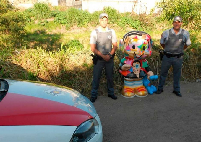 4 pictures of police officers taking a Mônica statue into custody. DrugBust