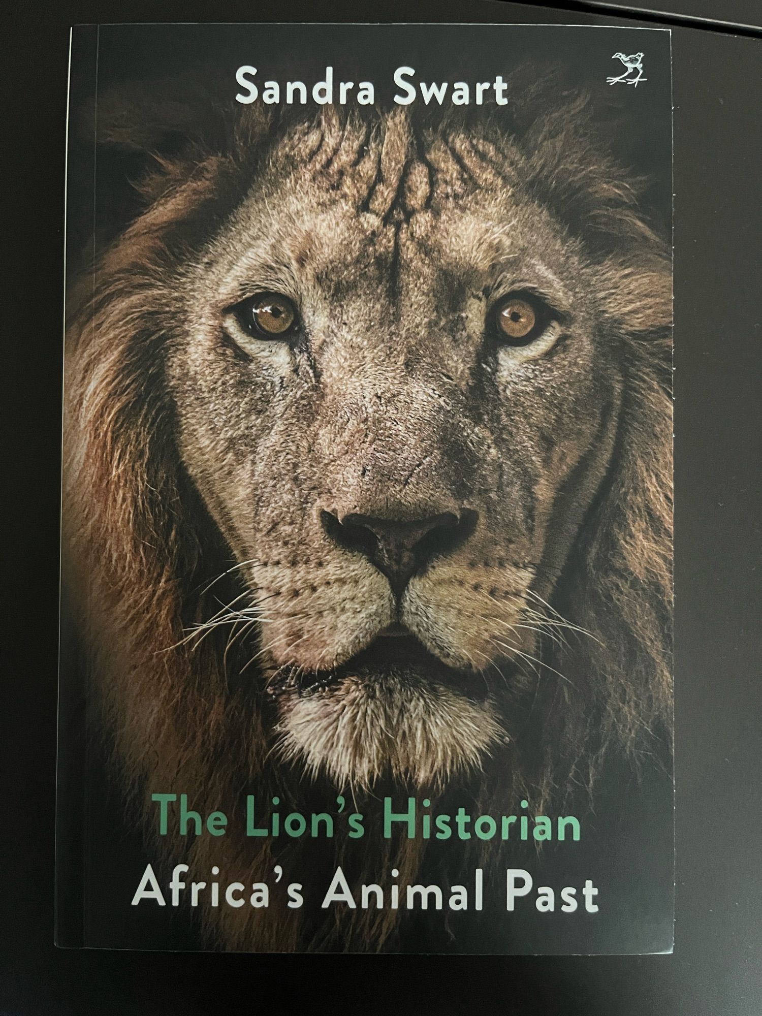 Cover of a book with  a lion‘s face: The lion‘s historian by Sandra Swart.