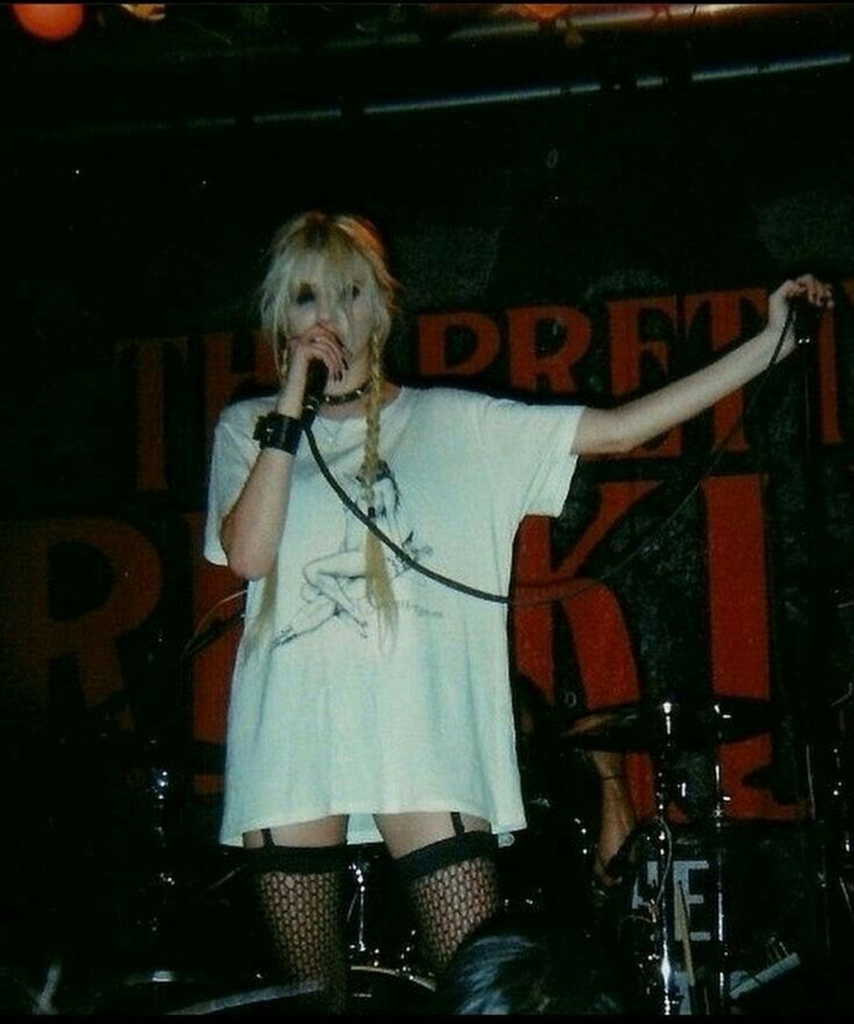 Bem estilo da Courtney Love, a perfeita mistura do Kinderwhore com Grunge, essas tranças com o camisetão e as meias sete oitavos de arrastão 🥺🥺😵‍💫😵‍💫🩷🩷