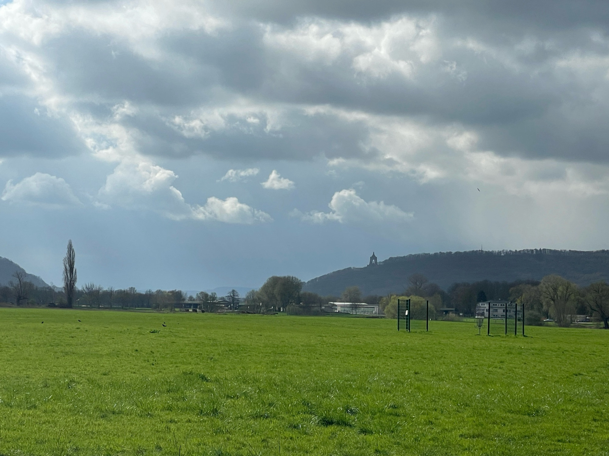 Weserufer in Minden mit Blick auf das Wilhelmsdenkmal