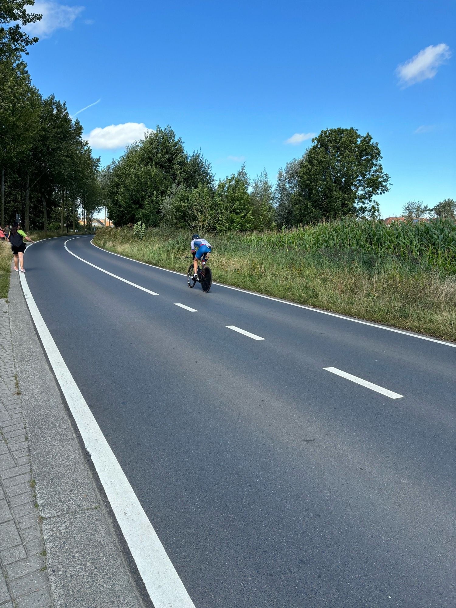 Landstraße mit Radfahrer