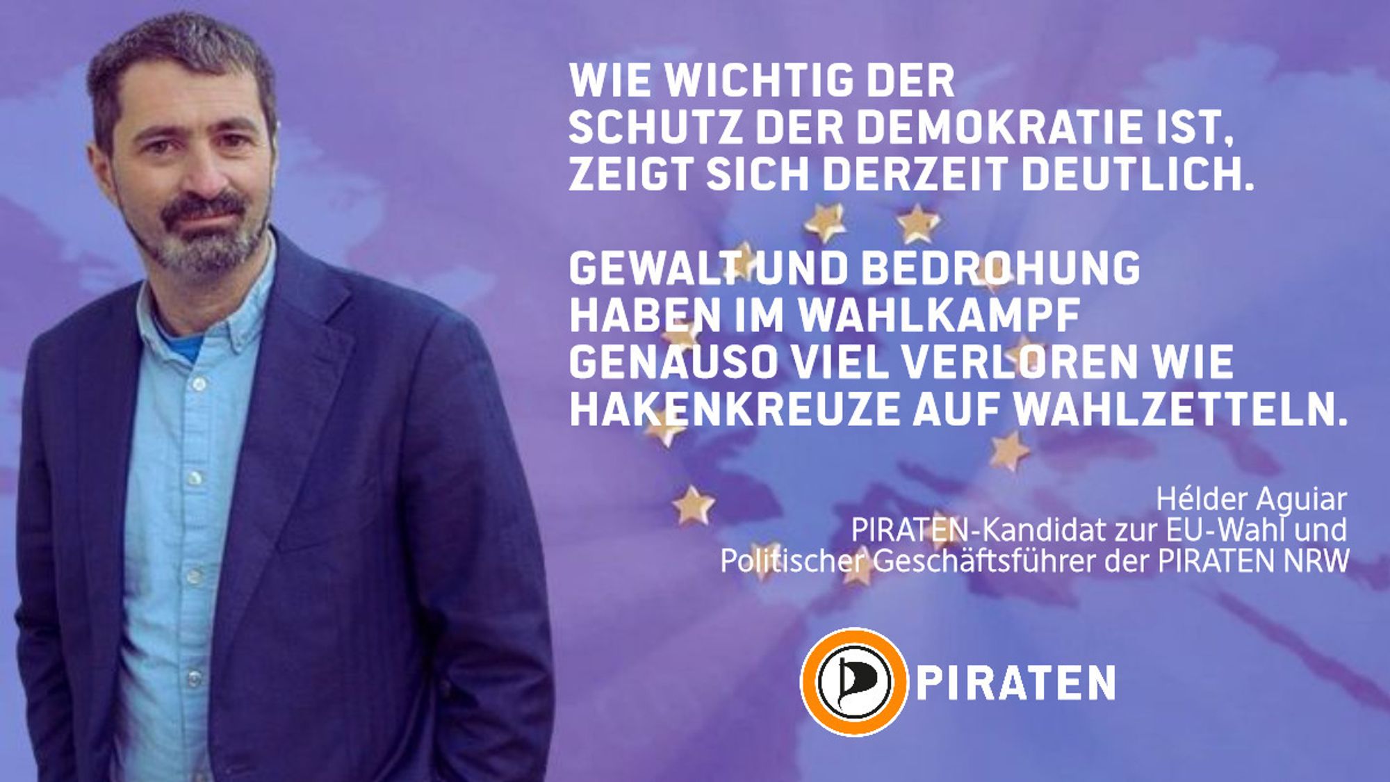 Bildtext: Wie wichtig der Schutz der Demokratie ist, zeigt sich derzeit deutlich. Gewalt und Bedrohung haben im Wahlkampf genauso viel verloren wie Hakenkreuze auf Wahlzetteln.
Hélder Aguiar, Piratenkandidat zur EU-Wahl und Politischer Geschäftsführer der Piraten NRW. PIRATEN.
Bild: Foto von Hélder Aguiar vor einer Europakarte mit den Sternen der EU.