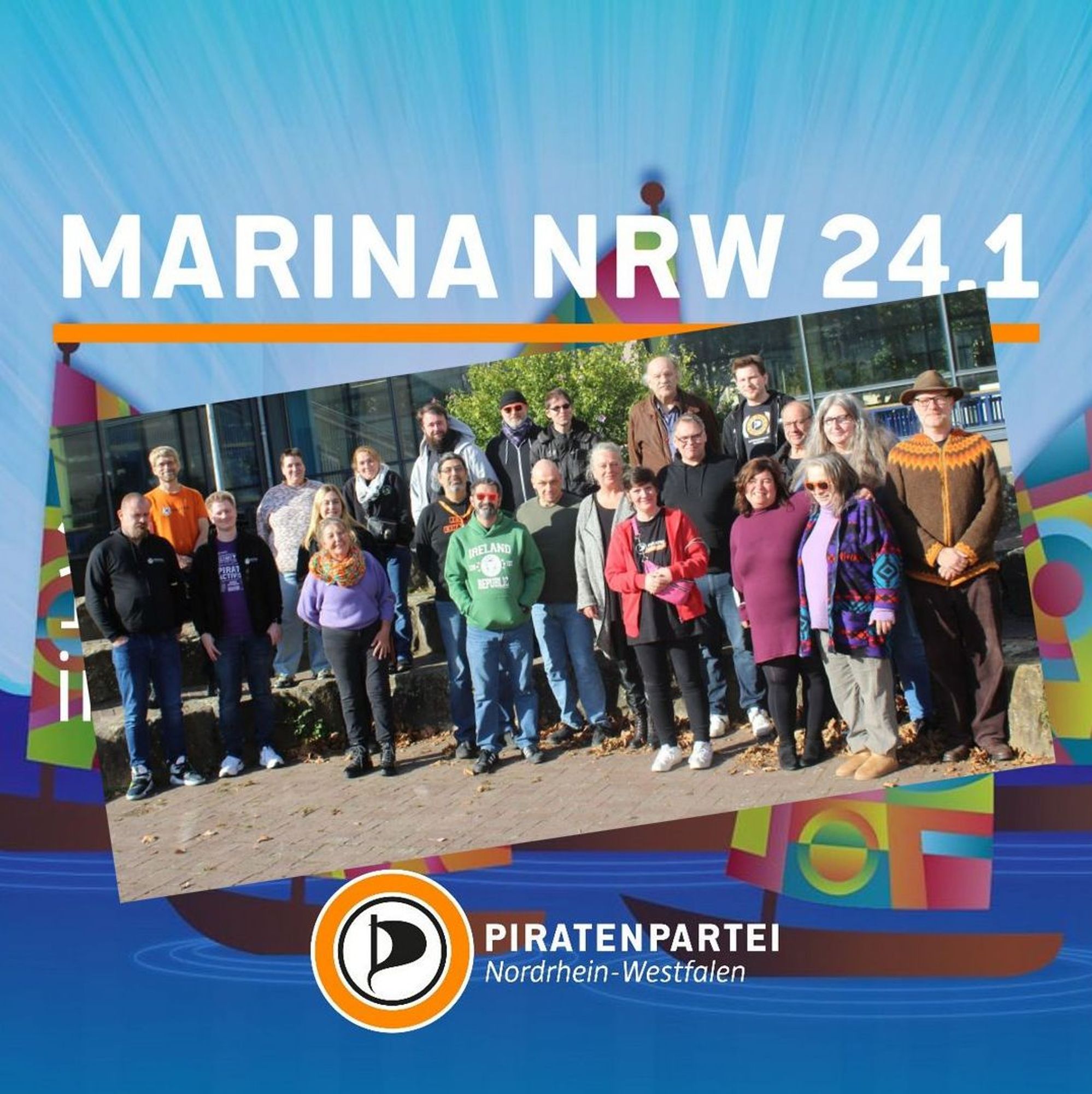 Bildtext: Marina NRW 24.1,
Piratenpartei Nordrhein-Westfalen.
Piktogramme verschiedener Boote mit bunten Segeln.
Darüber ist leicht schräg ein Gruppenfoto der Teilnehmenden der Marina 24.1 gelegt.