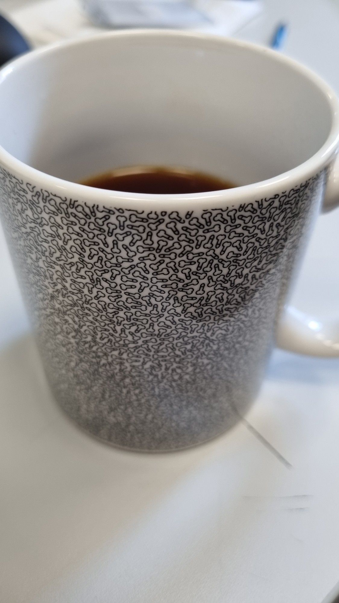 Tasse mit lauter mikropimmeln drauf