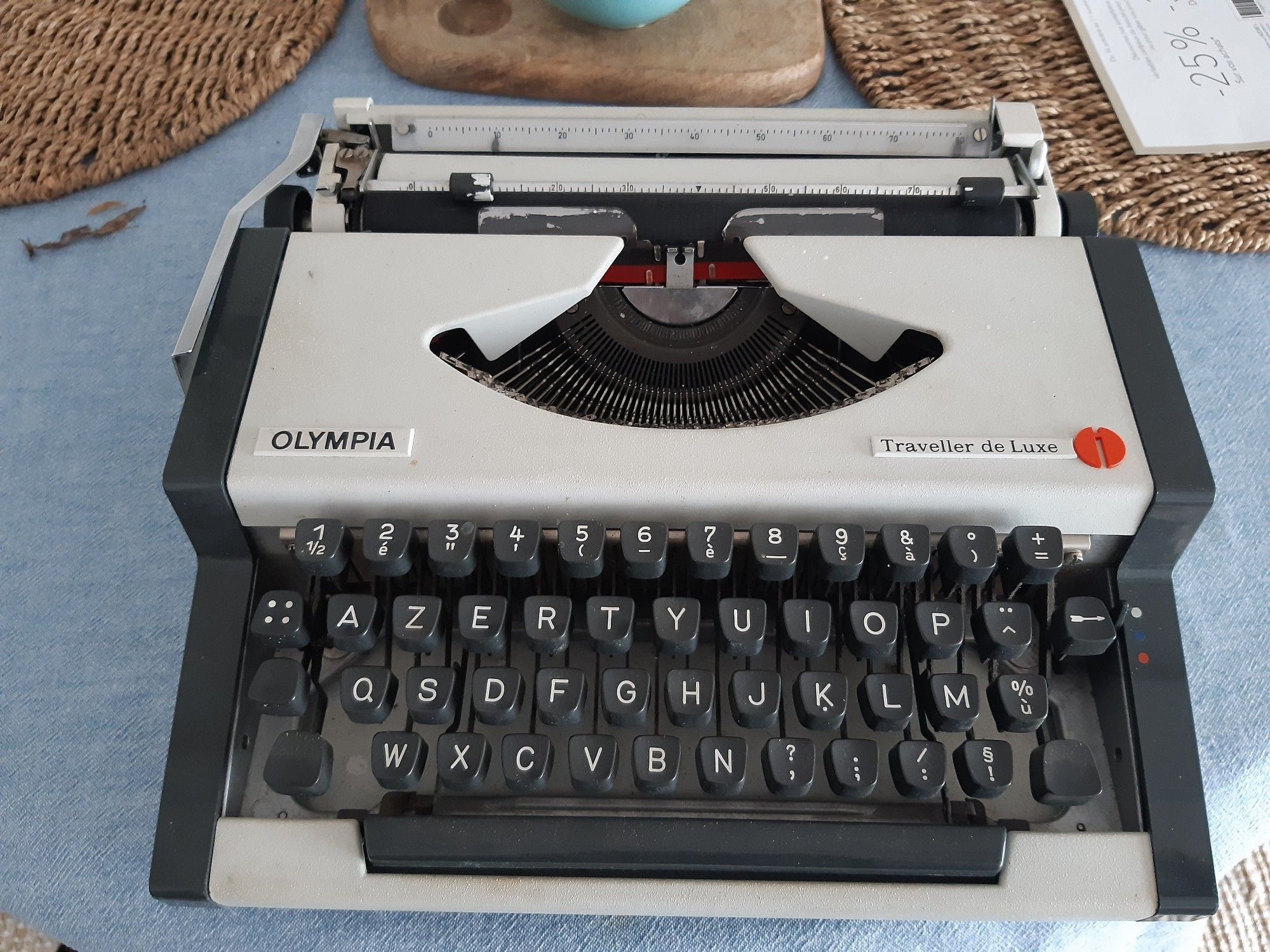 Machine à écrire Olympia Traveller de Luxe noire et blanche.
Clavier AZERTY.