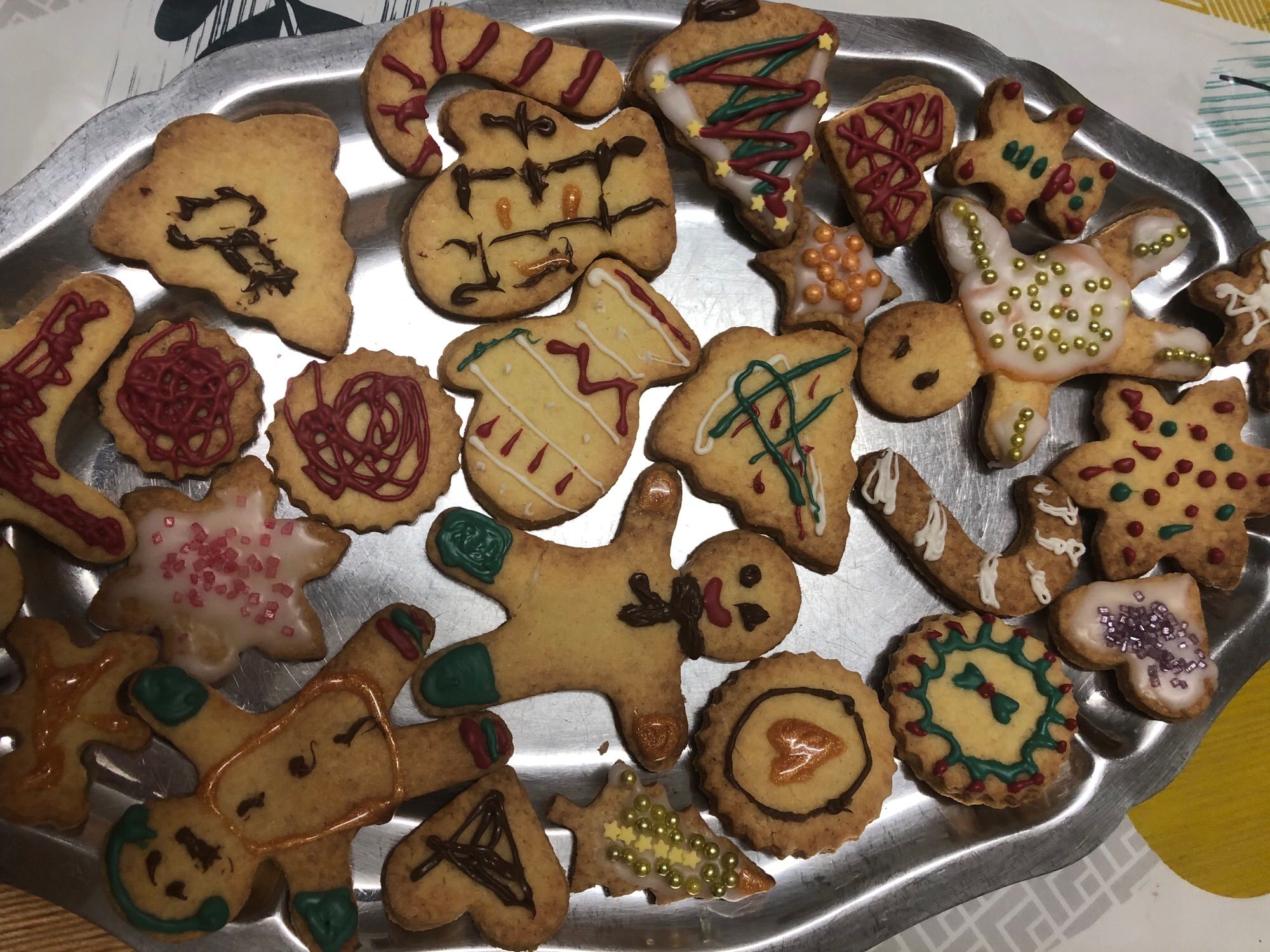 Petits biscuits de noel décorés avec amour par les puces