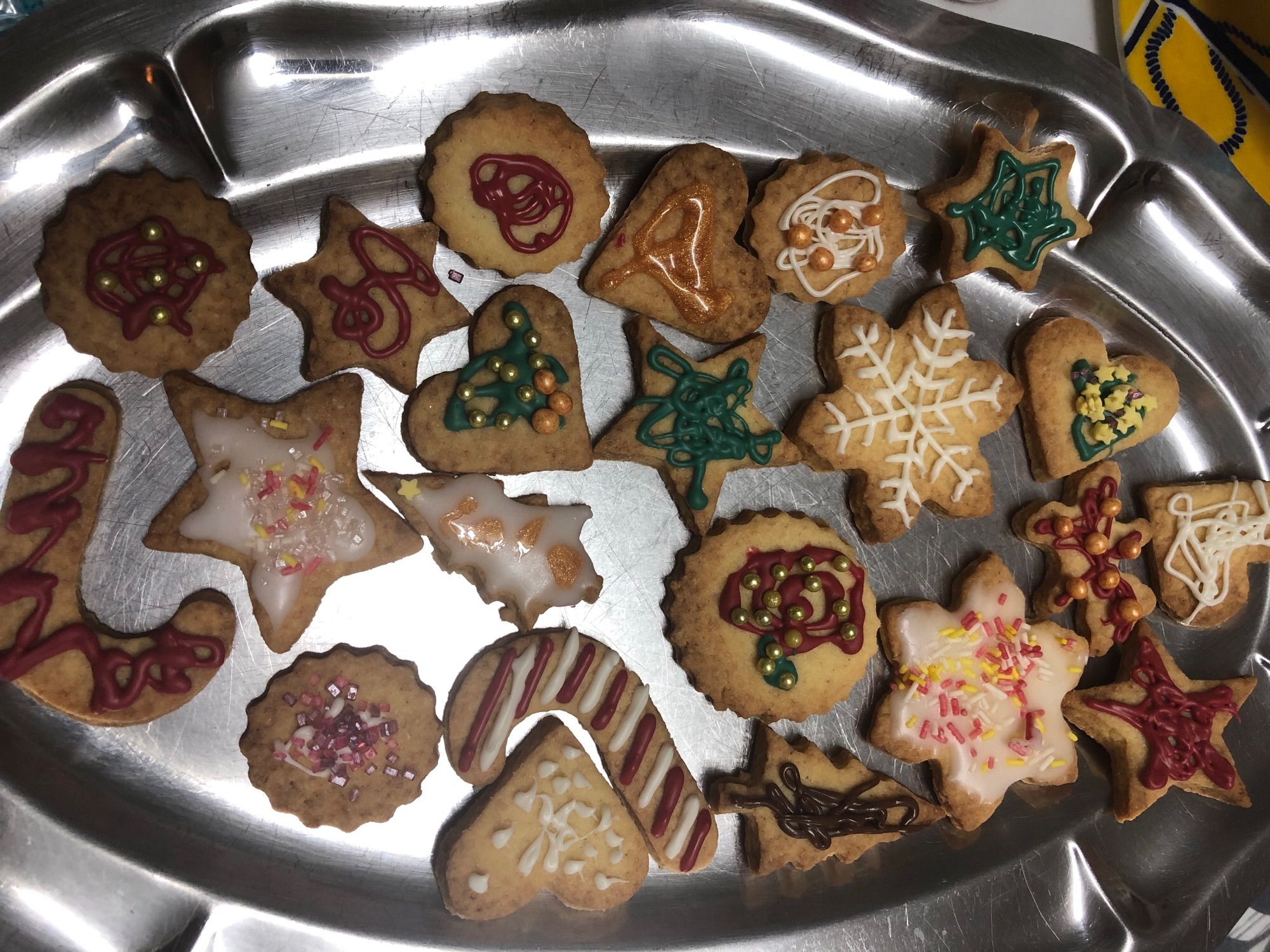 Petits biscuits de noel décorés avec amour par les puces