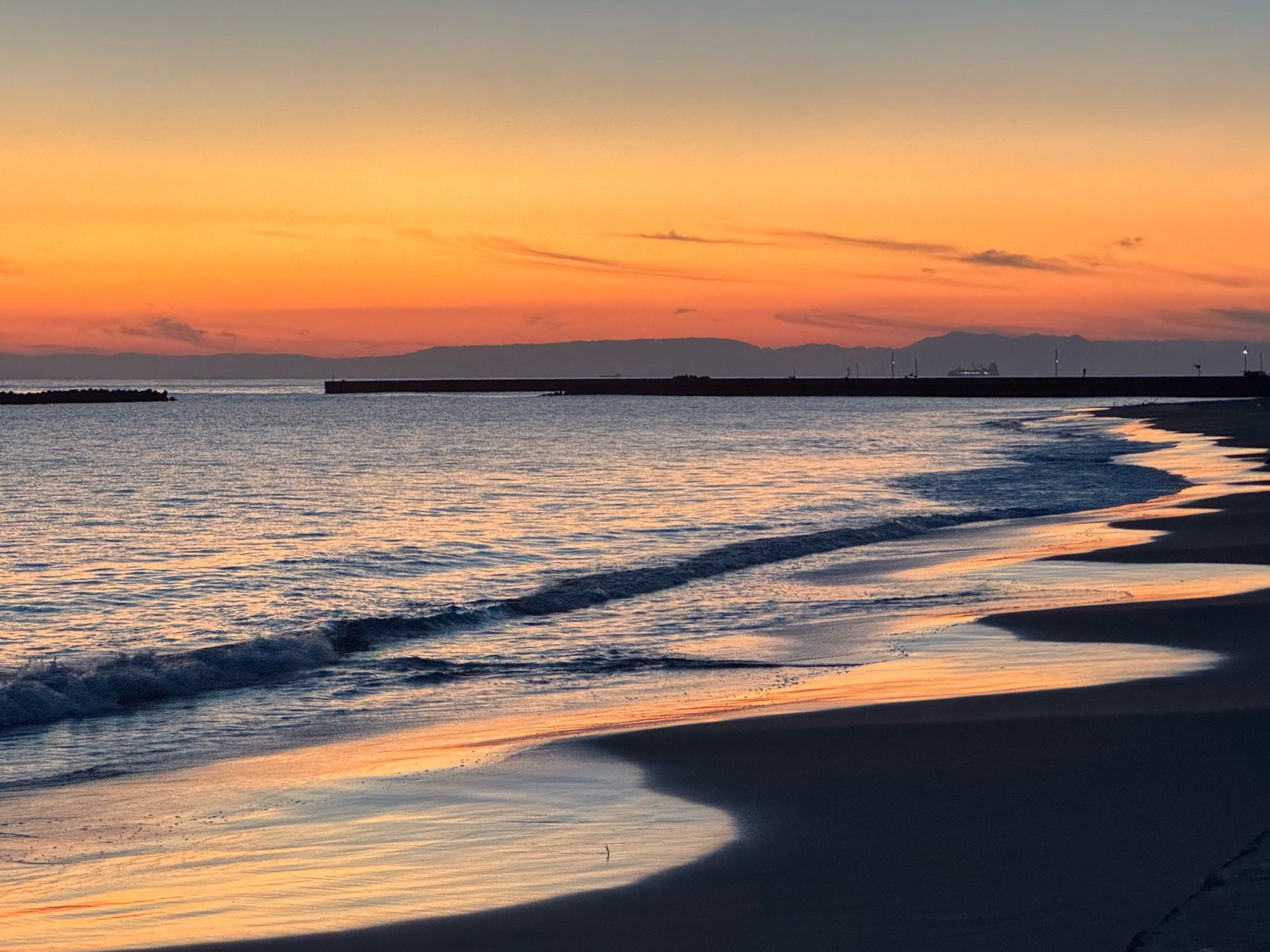 夕焼けの海岸の写真