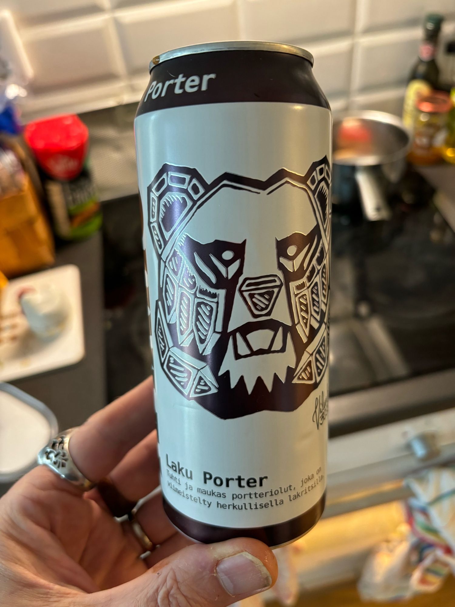 En långburk Laku Porter