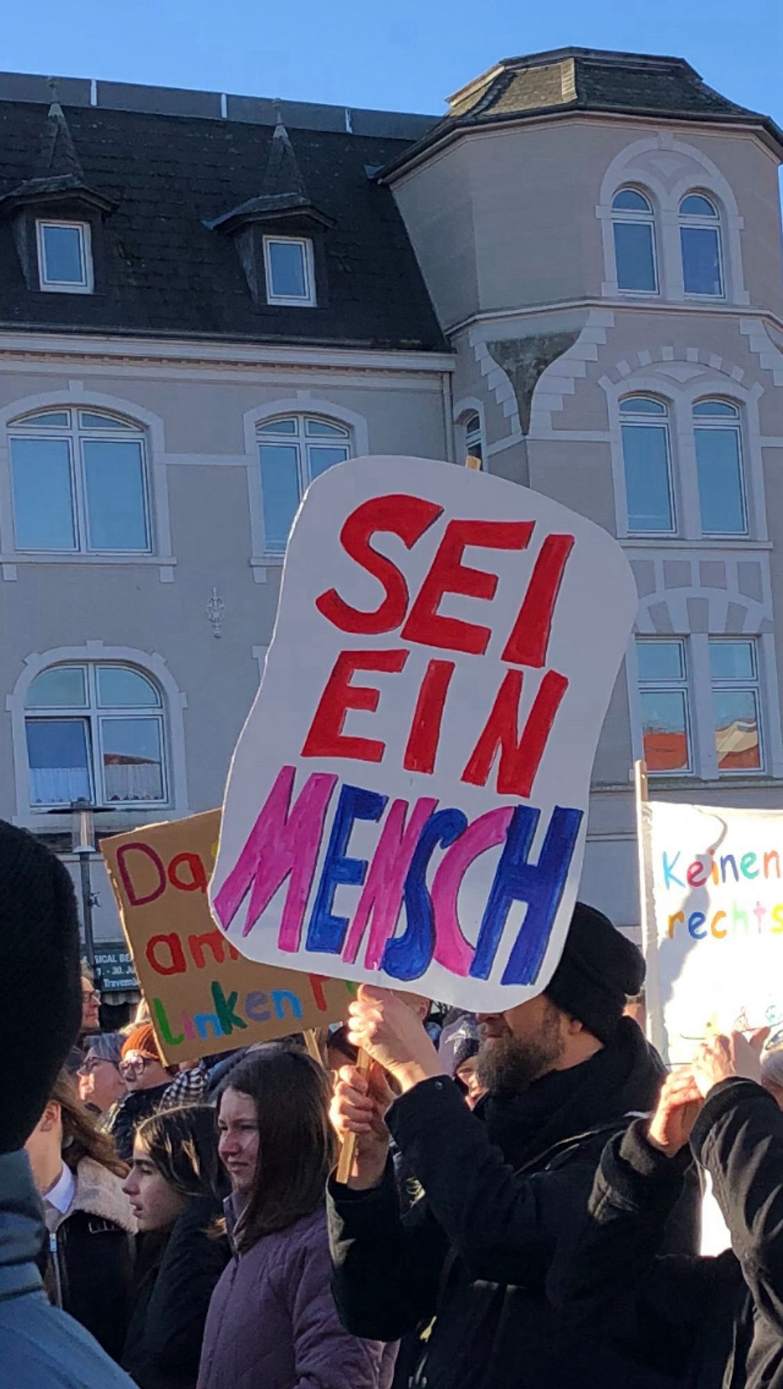 Demonstrationsschild aufdruchvsei ein Mensch 🖖