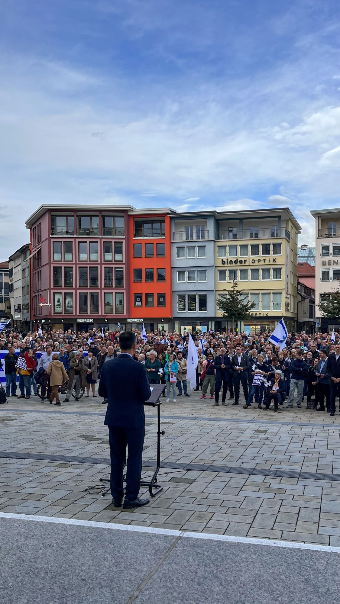 Cem Özdemir hält eine Rede bei einer Demonstration für Solidarität mit Israel in Stuttgart.