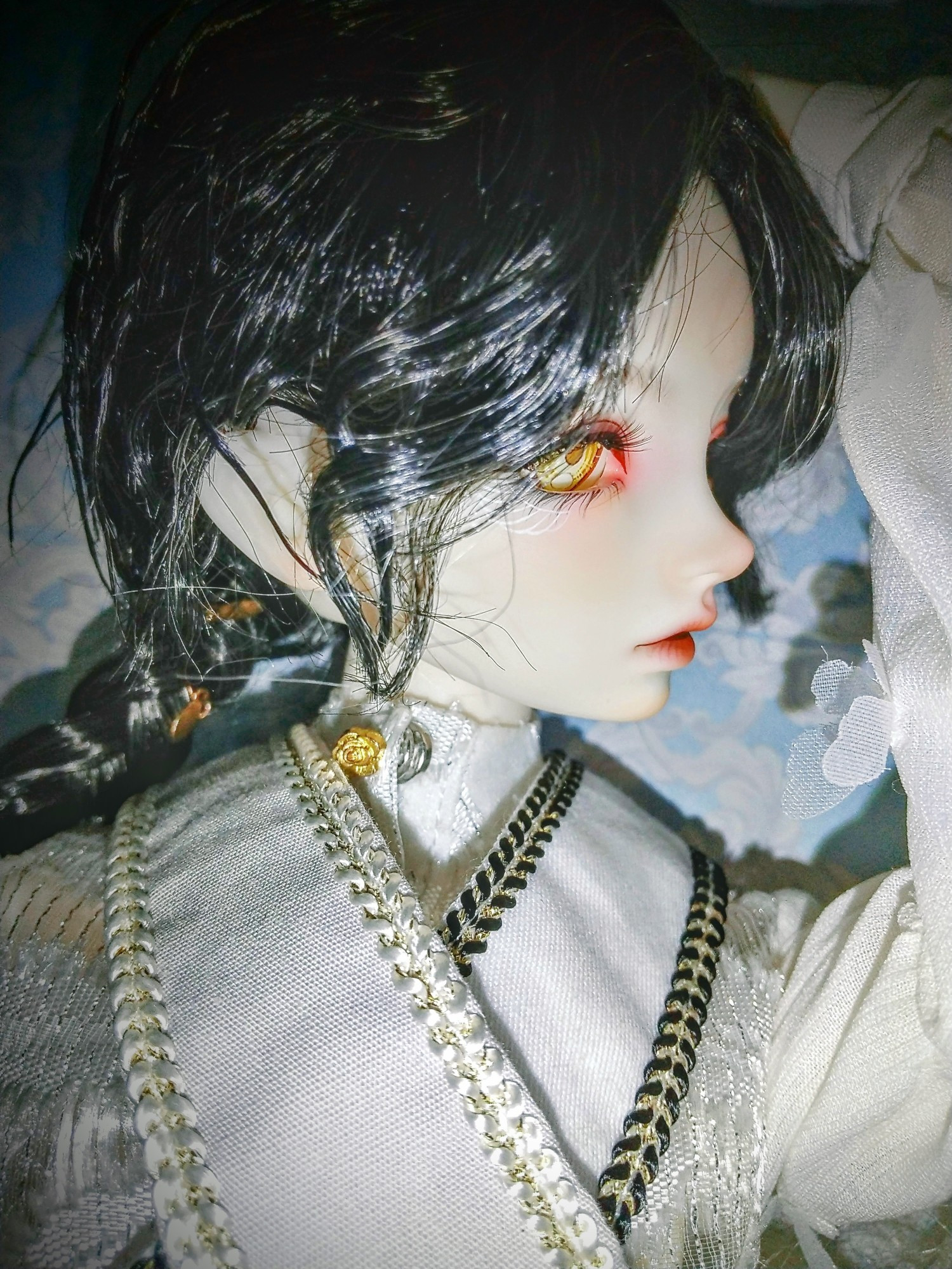 Gem of doll Wall　シューダ
シューダから見て左を向いた横顔。黄色の目が強めの眼差しをたたえていて好き。