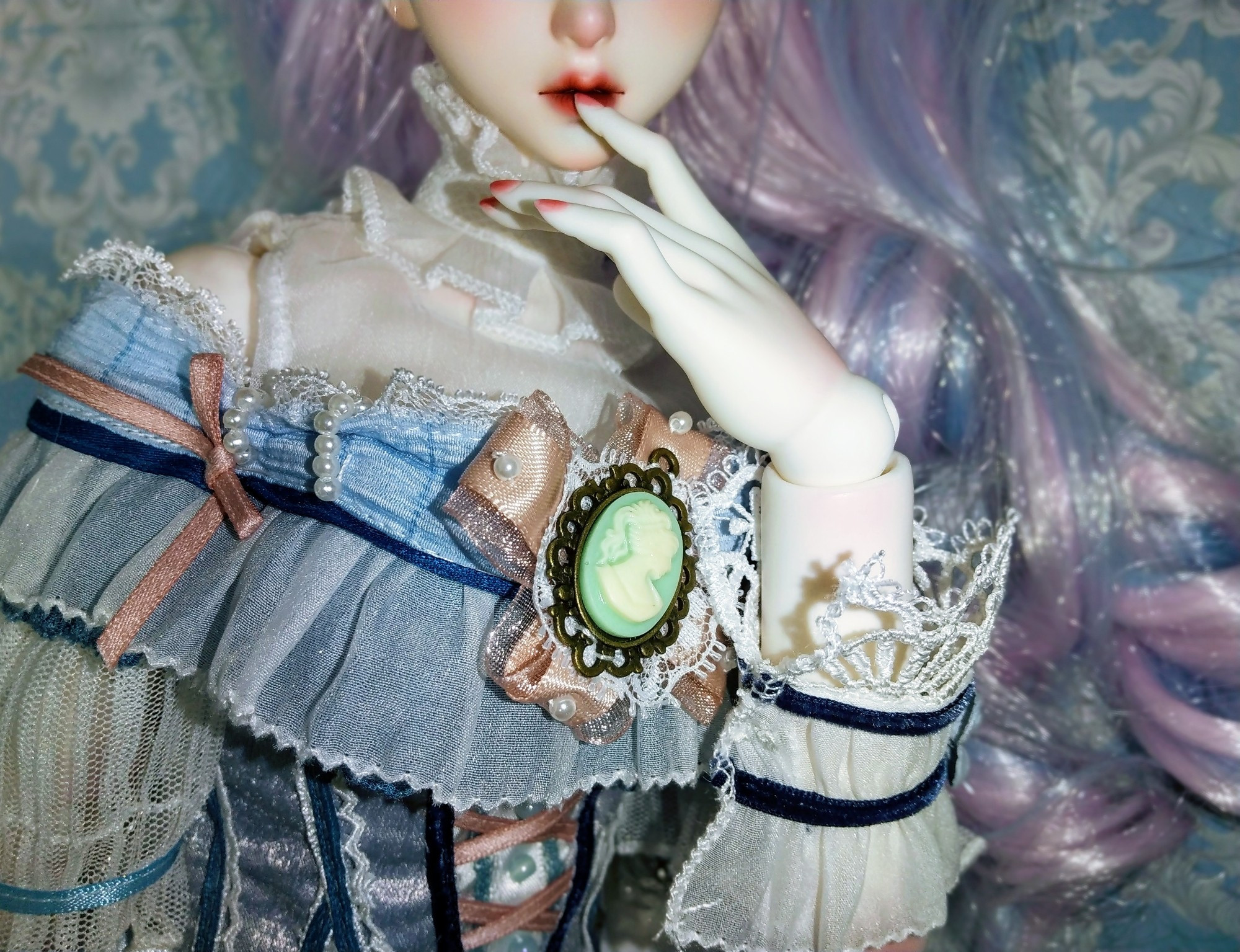 Gemofdollの手の造形を見てほしい写真。
目はうつさずそこから下の写真。
左の人差し指が軽く唇に触れている。