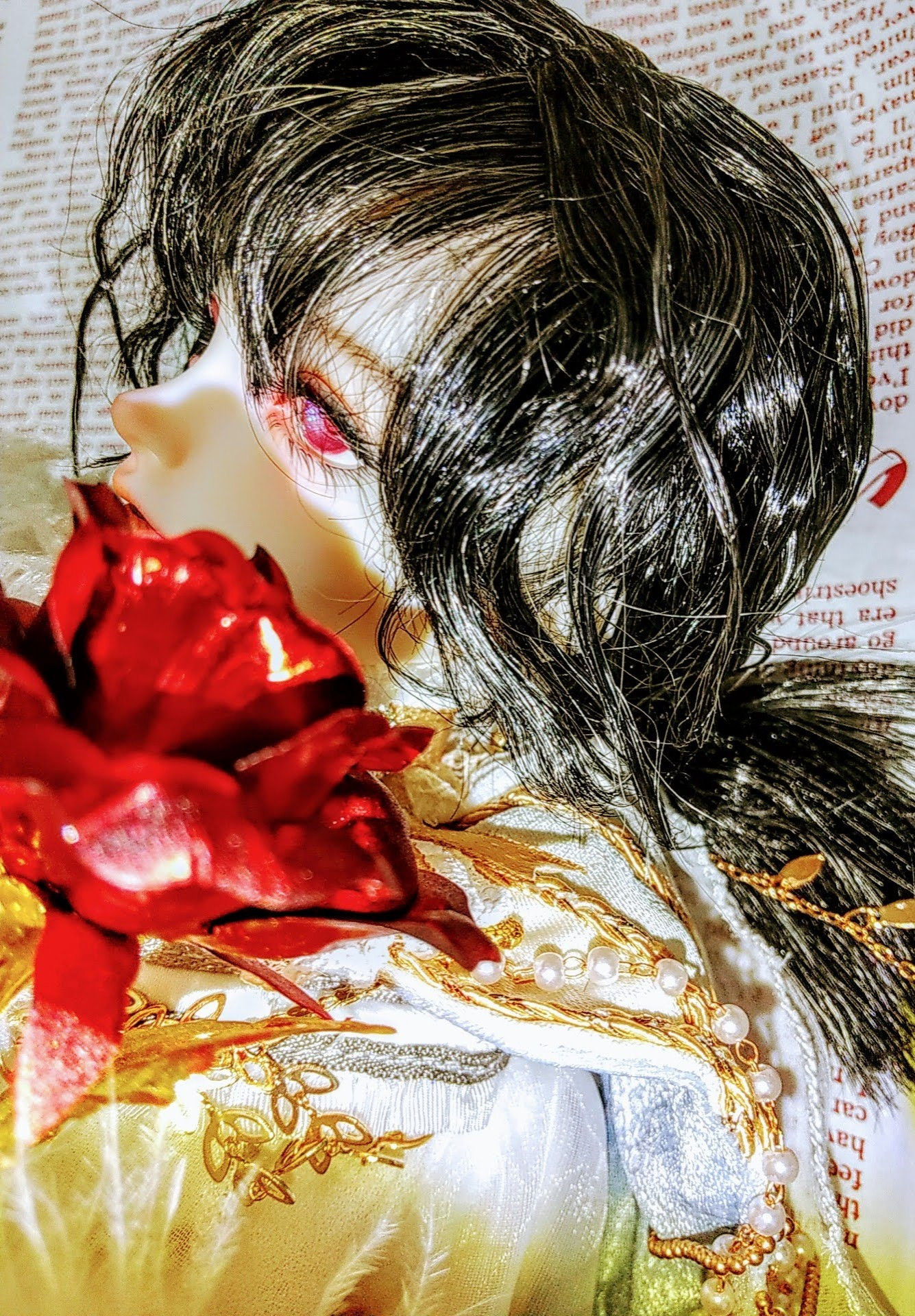 Gem of doll Wall 白鴉　シューダ
セリアの赤薔薇に映える紅の左目。光を受けて薄紫のハイライトを目に宿している。
これを超える写真が未だに撮れない。