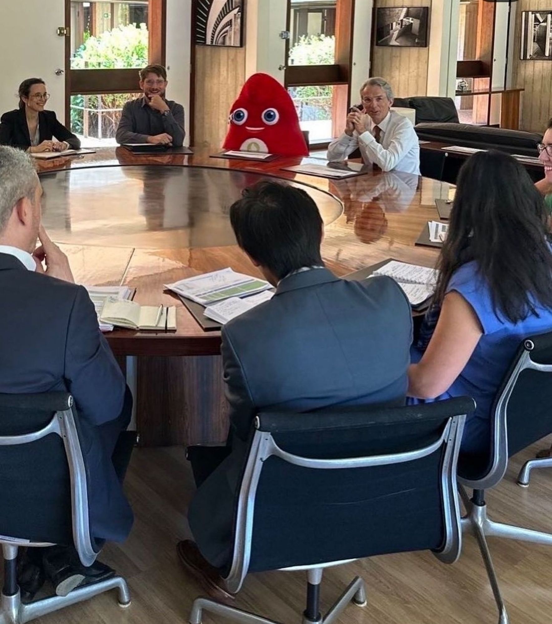 La Phryge assise autour d'une table avec plein de gens sérieux en costard qui ont tous de la paperasse devant eux pour se donner de la contenance et prouver qu'ils servent à quelque chose (photo prise à l'ambassade ee France au Brésil)